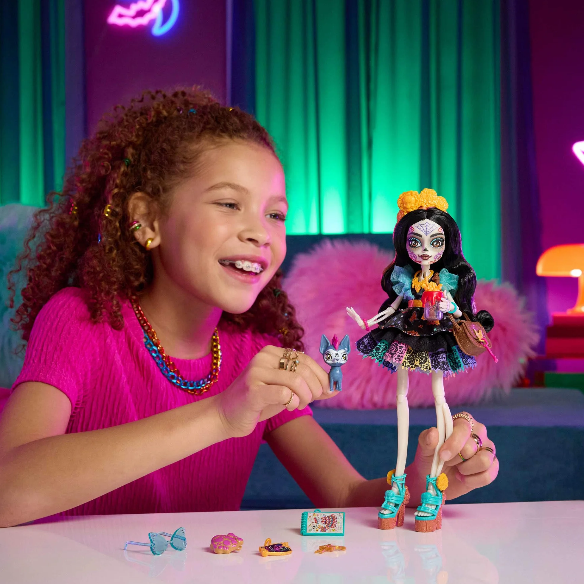 Monster High Skelita Calaveras Lalka + akcesoria, kolorowa sukienka inspirowana papel picado, piesek Candelita, 7 akcesoriów, w tym szkicownik, „przekąska” i torebka, zabawka dla dzieci 4+, JHK34