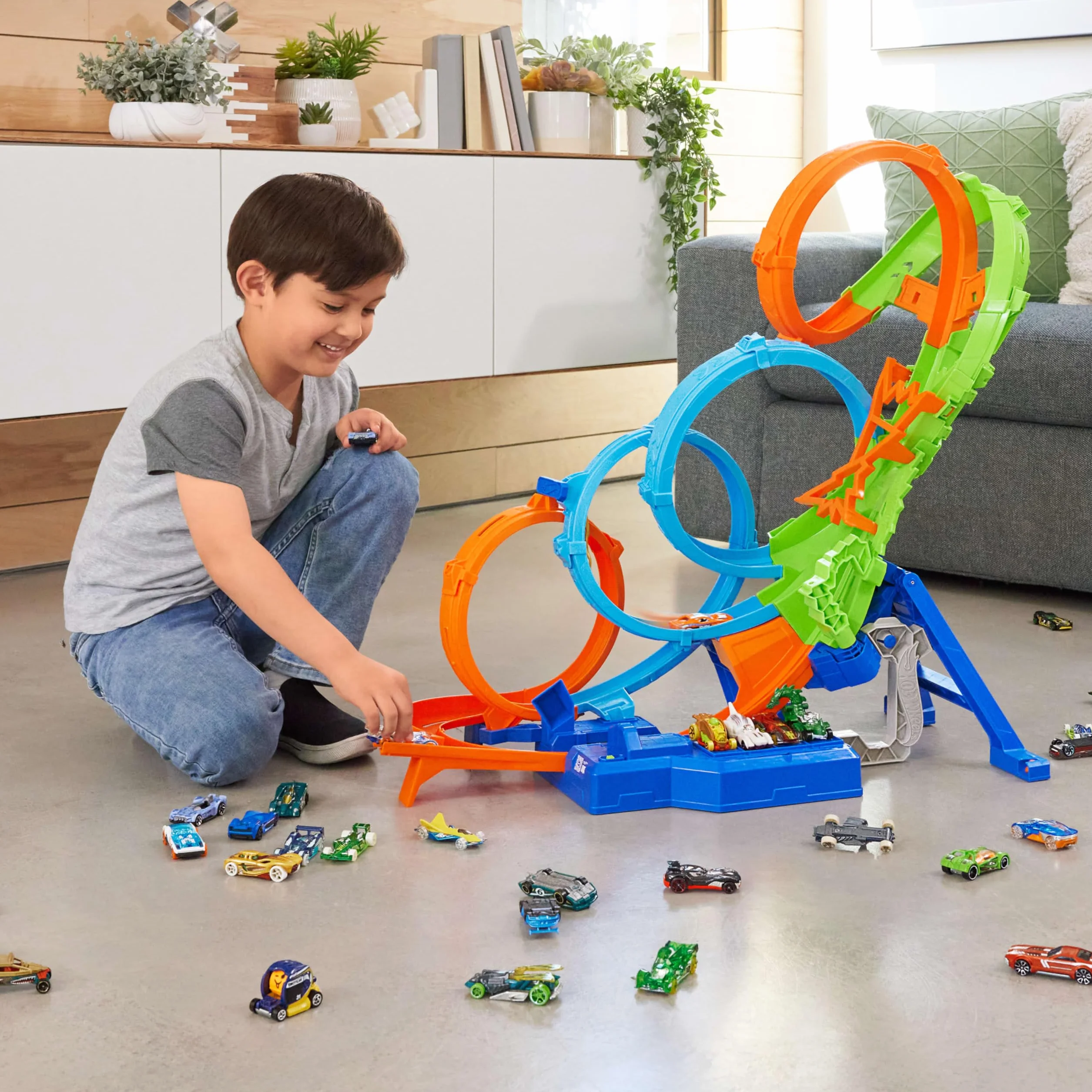 Hot Wheels Zestaw tracków do samochodu zabawkowego z 4 pętlami, 3-pasmową strefą zderzeniową i akceleratorem zasilanym bateryjnie, składany do przechowywania, z samochodem zabawkowym w skali 1:64,