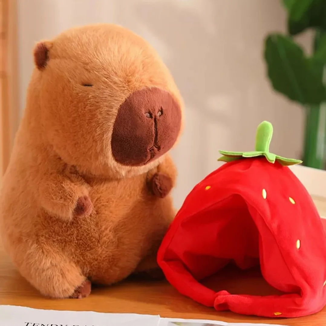 Capybara przytulanka 23 cm, kreskówka Capybara pluszowa zabawka z nakryciem głowy truskawki, urocza świnka wodna, prezent dla dorosłych i dzieci