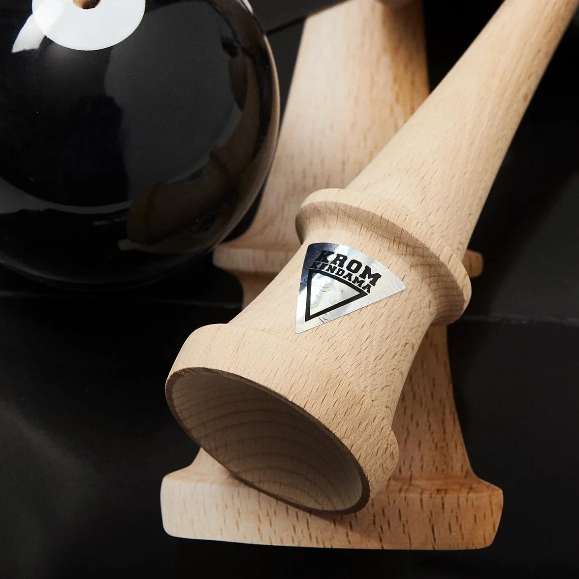 KROM Pro Kendama Drewniany bilboquet dla początkujących i zaawansowanych - Pop LOL Black - Bilboquet gra zręcznościowa do użytku na zewnątrz i wewnątrz - drewniana zabawka ze sznurkiem, piłka