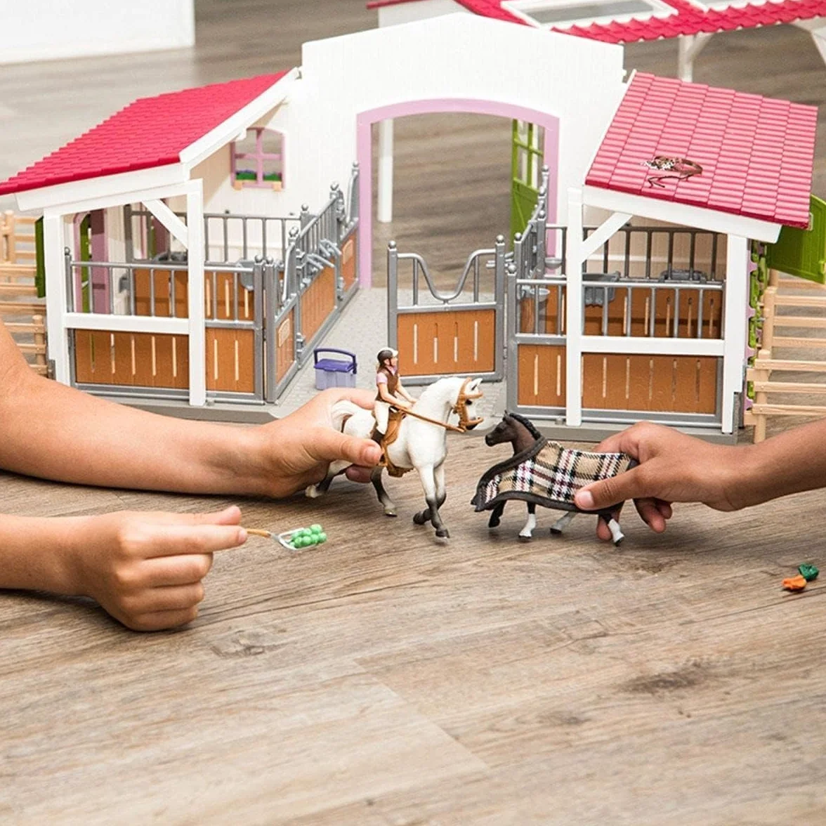 Schleich HORSE CLUB Stajnia z jeźdźczynią i końmi 42344 Zestaw 97 elementów Zabawka od 5 lat