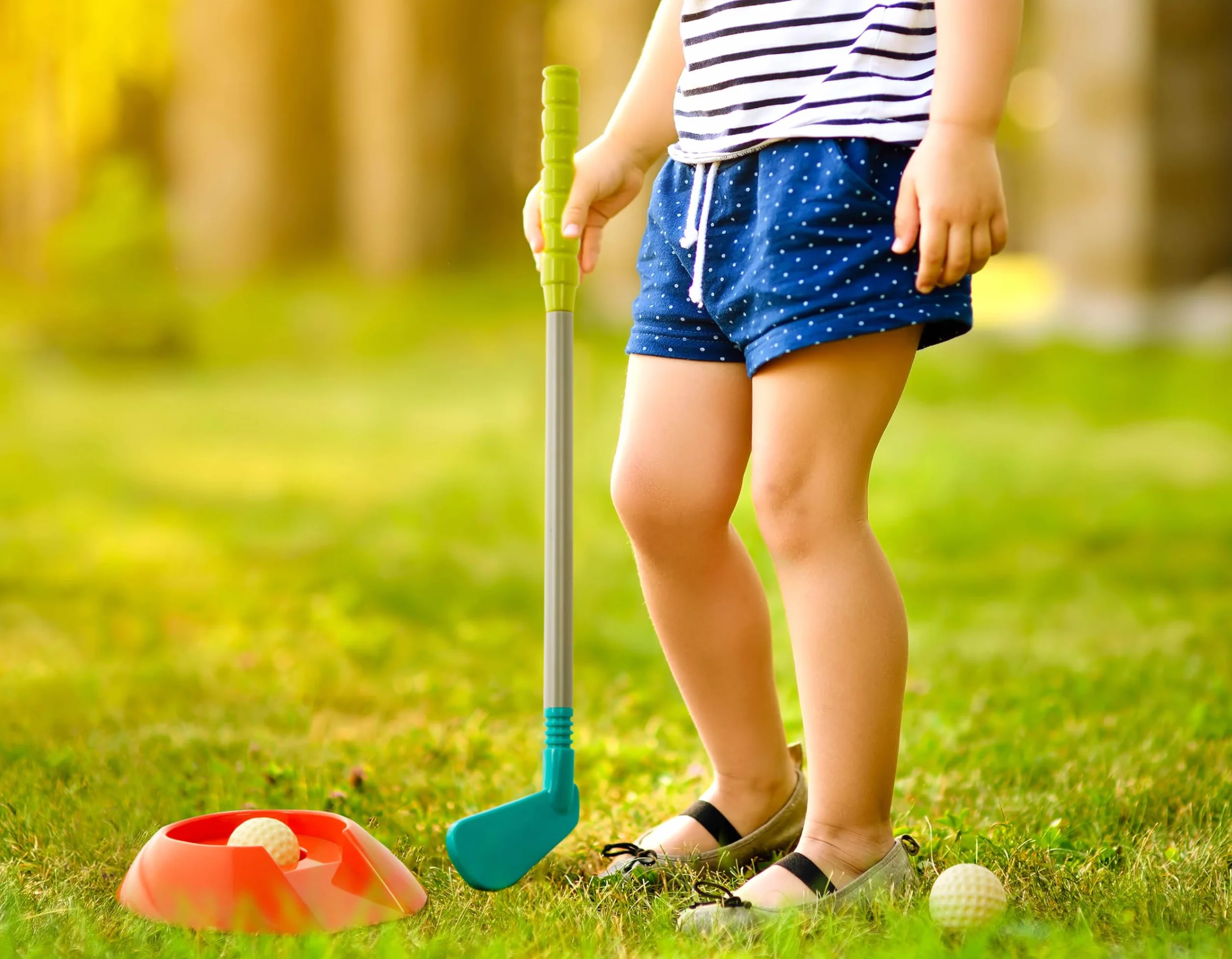 Battat Zestaw golfowy dla dzieci - 2 kluby, piłki, kubki do wkładania - gry wewnątrz i na zewnątrz - 3+ lata