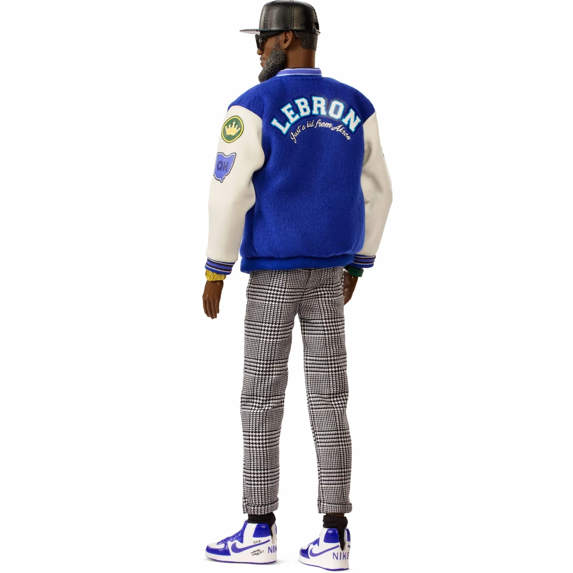 Barbie Signature Kenbassadors LeBron James Lalka kolekcjonerska, sportowa kurtka bomberka i akcesoria, w tym słuchawki i okulary przeciwsłoneczne, zabawka 6+, HRM33