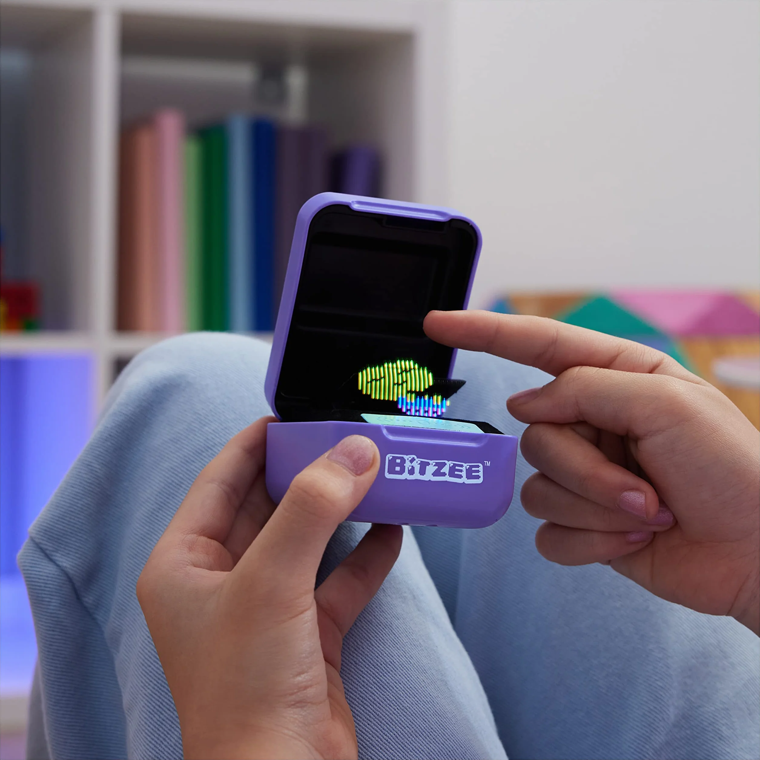 Bitzee. interaktywne cyfrowe zwierzątko i etui z 15 zwierzętami w środku. wirtualne elektroniczne zwierzaki reagują na dotyk.