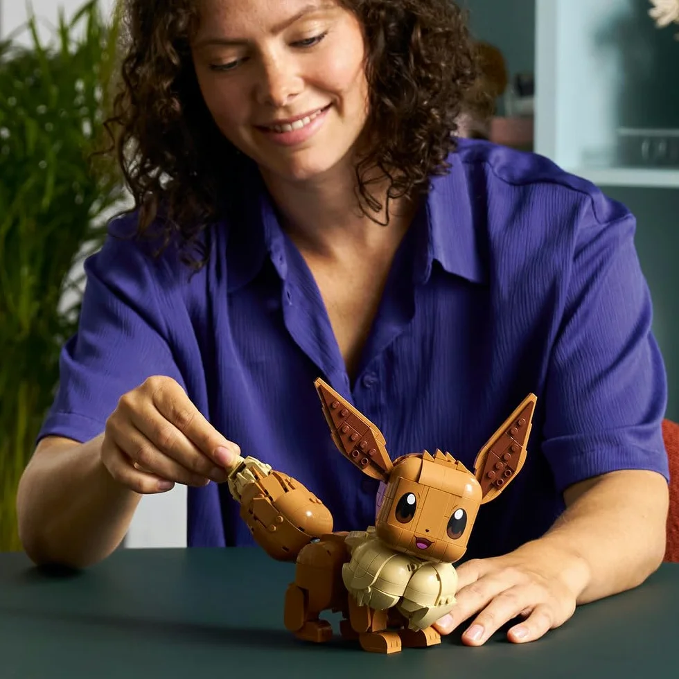 LEGO Pokémon Eevee, zestaw klocków konstrukcyjnych dla dorosłych, ruchoma figurka kolekcjonerska, szczegółowy model Pokémona, pomysł na prezent dla gracza, dla par i fanów gamingowych dekoracji 72151