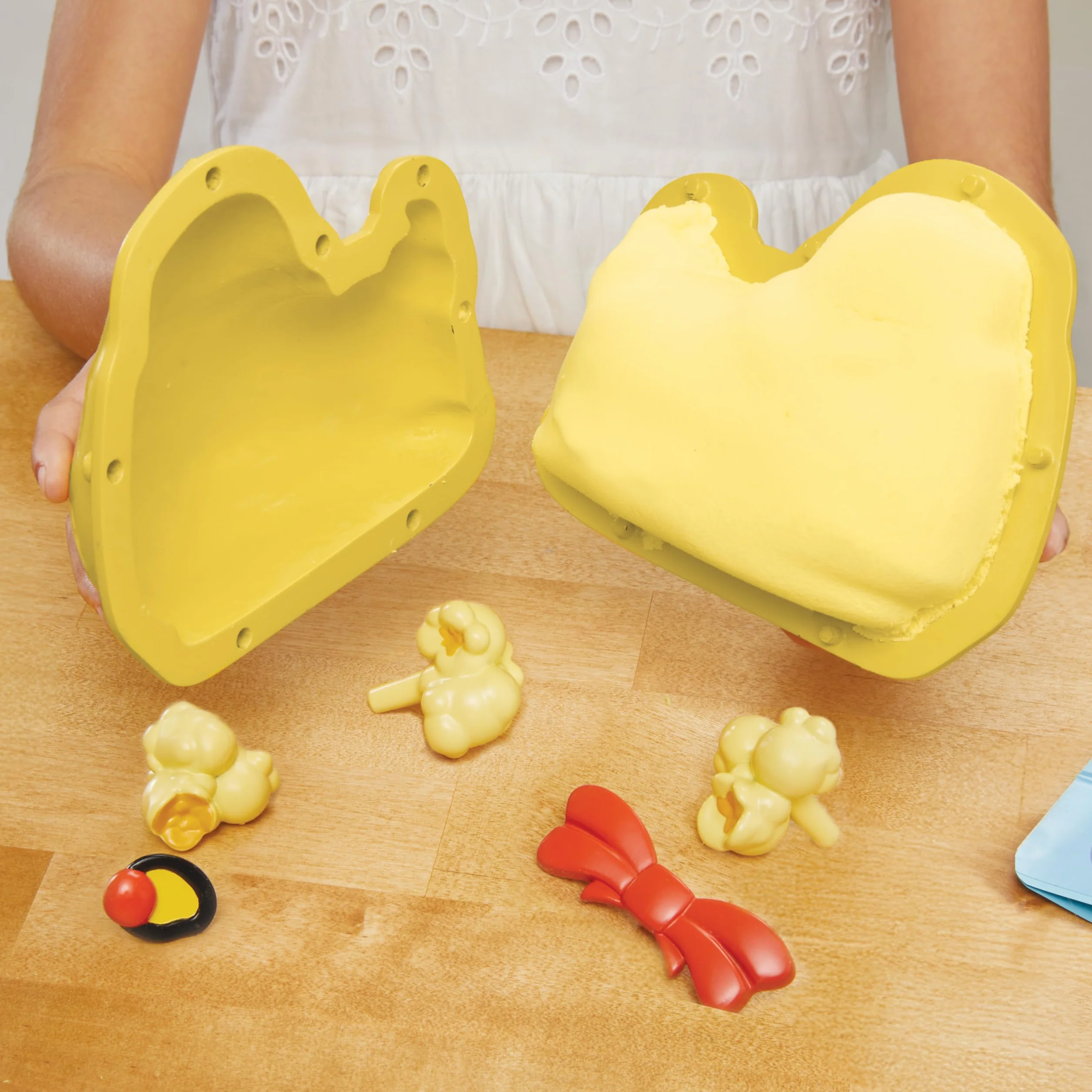 Little Tikes Creative Chefs Bluey Duck Cake Kit Zestaw do Zabawy w Gotowanie z Masą Make It Mix i 15 Akcesoriami
