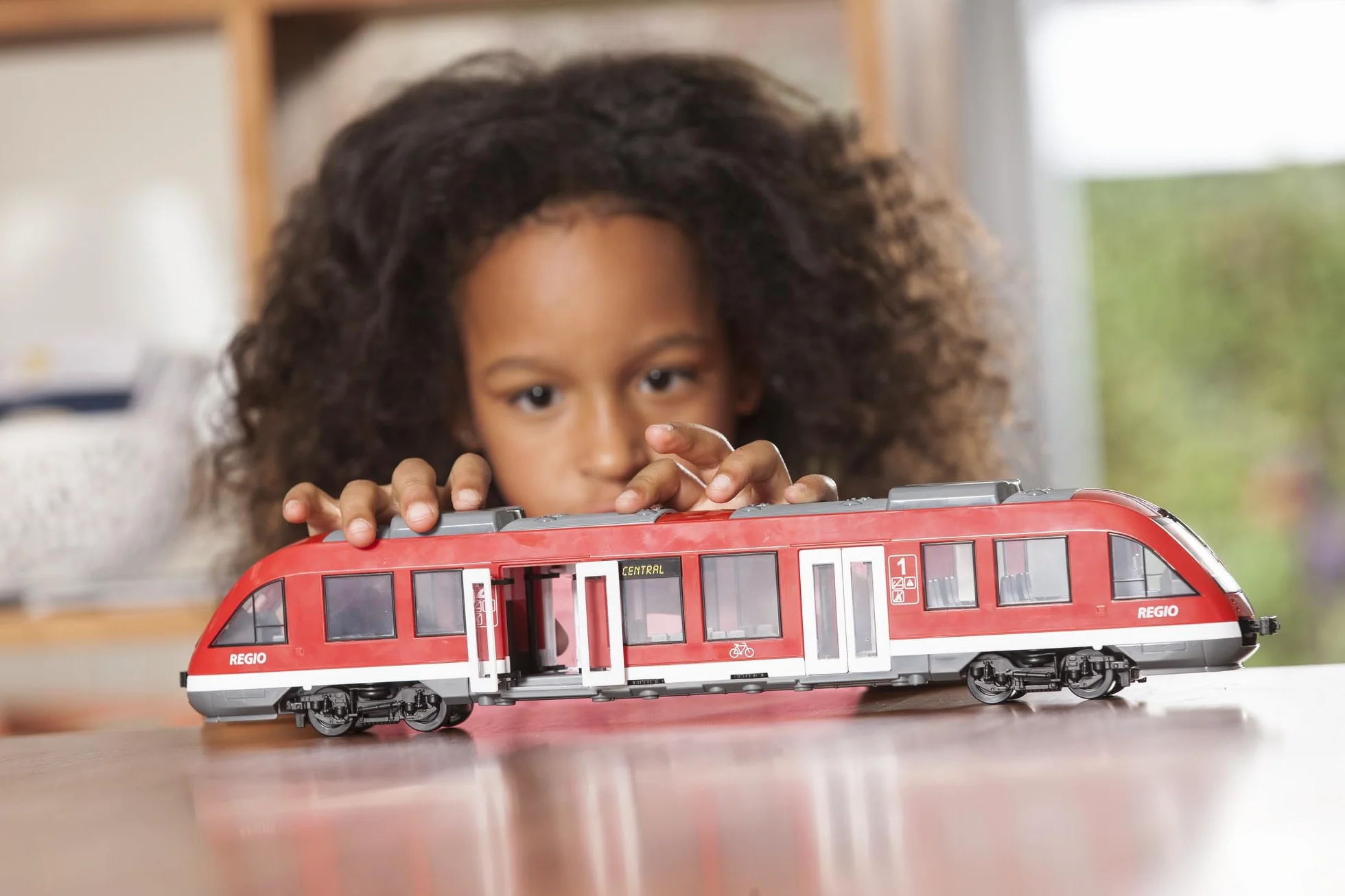 Dickie Toys 203748002 CITY Pociąg miejski wierna replika pełnowymiarowego pociągu, otwierane drzwi i dach, umeblowane wnętrze, skala: 1:43, długość: 45 cm, odpowiedni dla dzieci od 3 lat