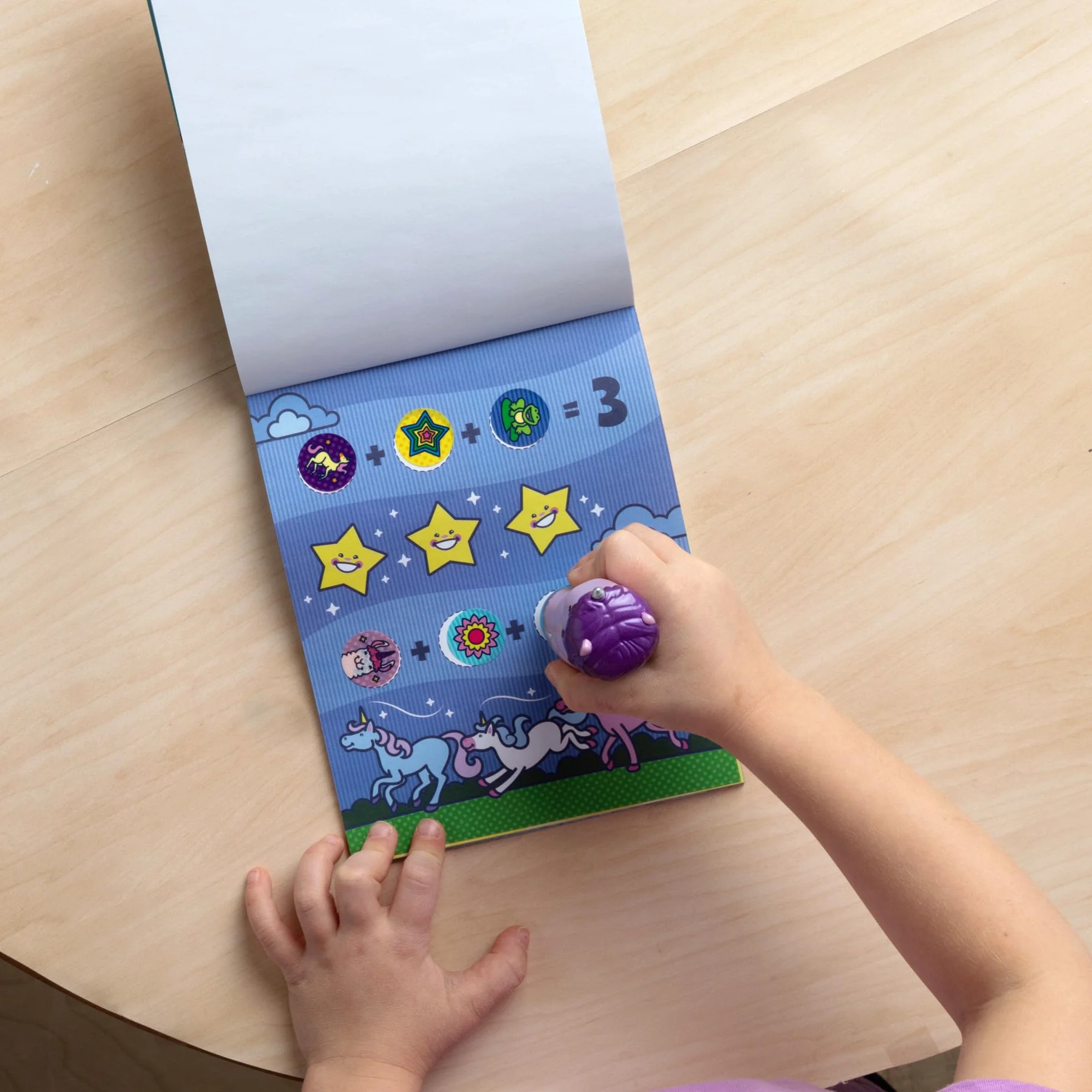 Melissa & Doug Naklejka Wow 24-stronny blok aktywności i pieczątka z naklejkami, 300 naklejek, zabawki dekoracyjne, do majsterkowania i zajęć do kolekcjonowania – błyszczący jednorożec