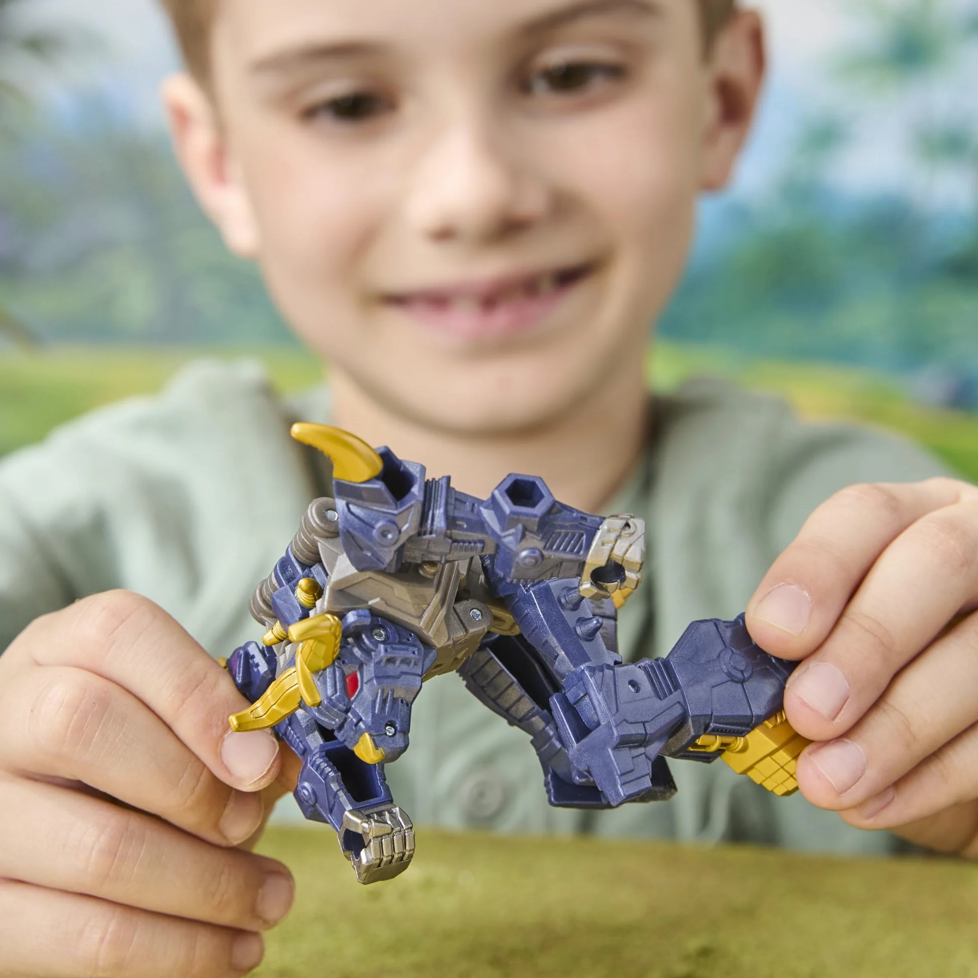 Figurka Megatrona z kolekcji Transformers CYBERWORLD Cyber Changers