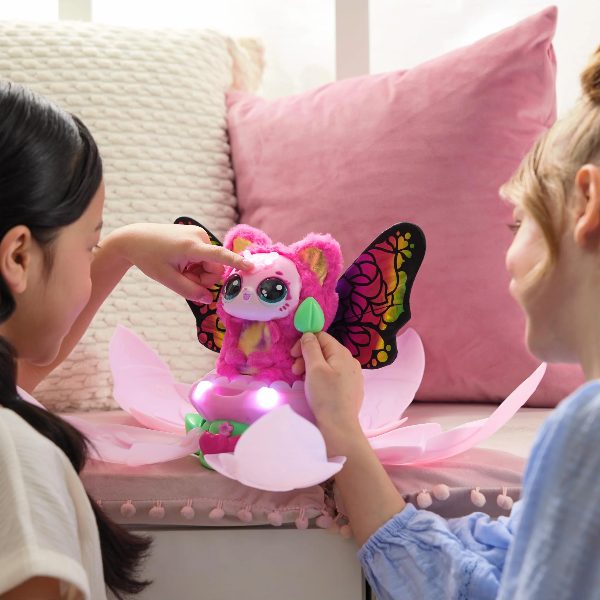 Hatchimals Bloomables Kittyfly, interaktywna zabawka z niespodzianką, podwójna transformacja i ponad 100 dźwięków i reakcji, dla dzieci od 4 lat
