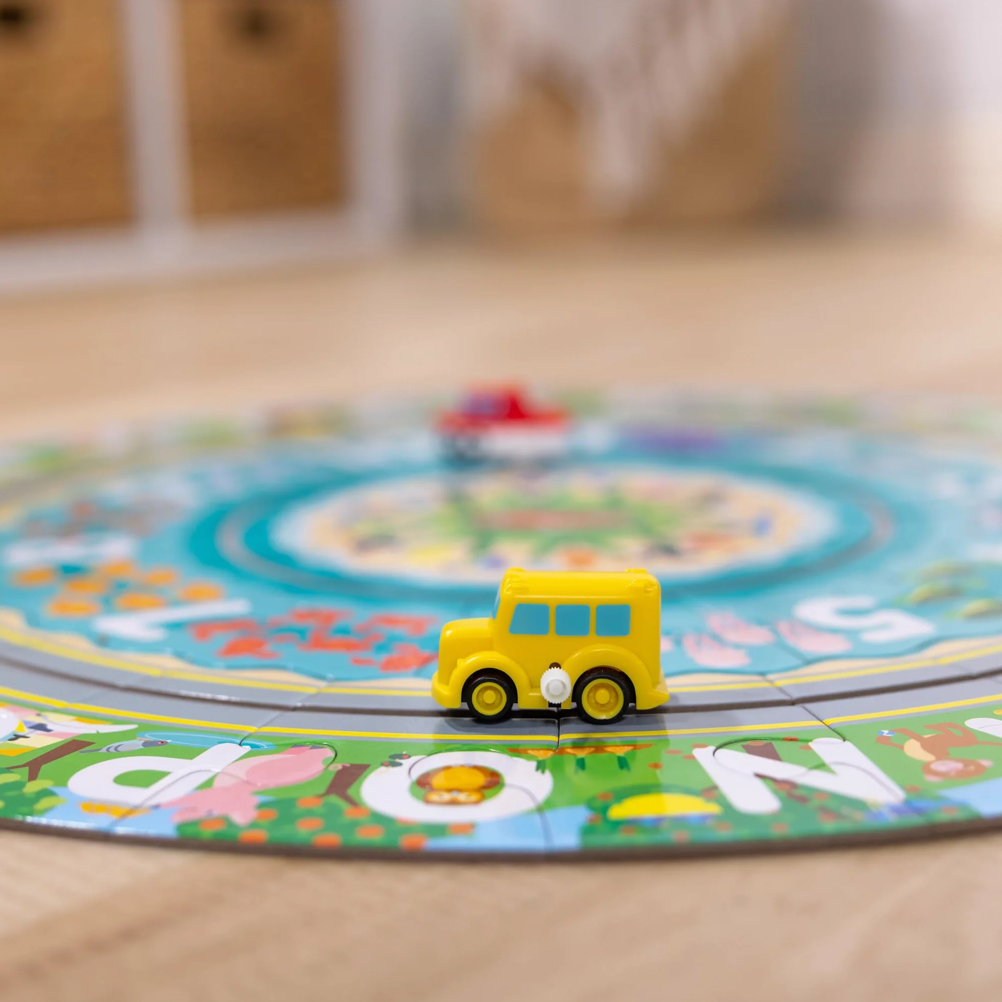 Melissa & Doug, Układanka podłogowa z rowkami, motywem trasy wzdłuż wybrzeża oraz samochodzikami z napędem wstecznym – 48 elementów, dla chłopców i dziewczynek w wieku powyżej 3. roku życia
