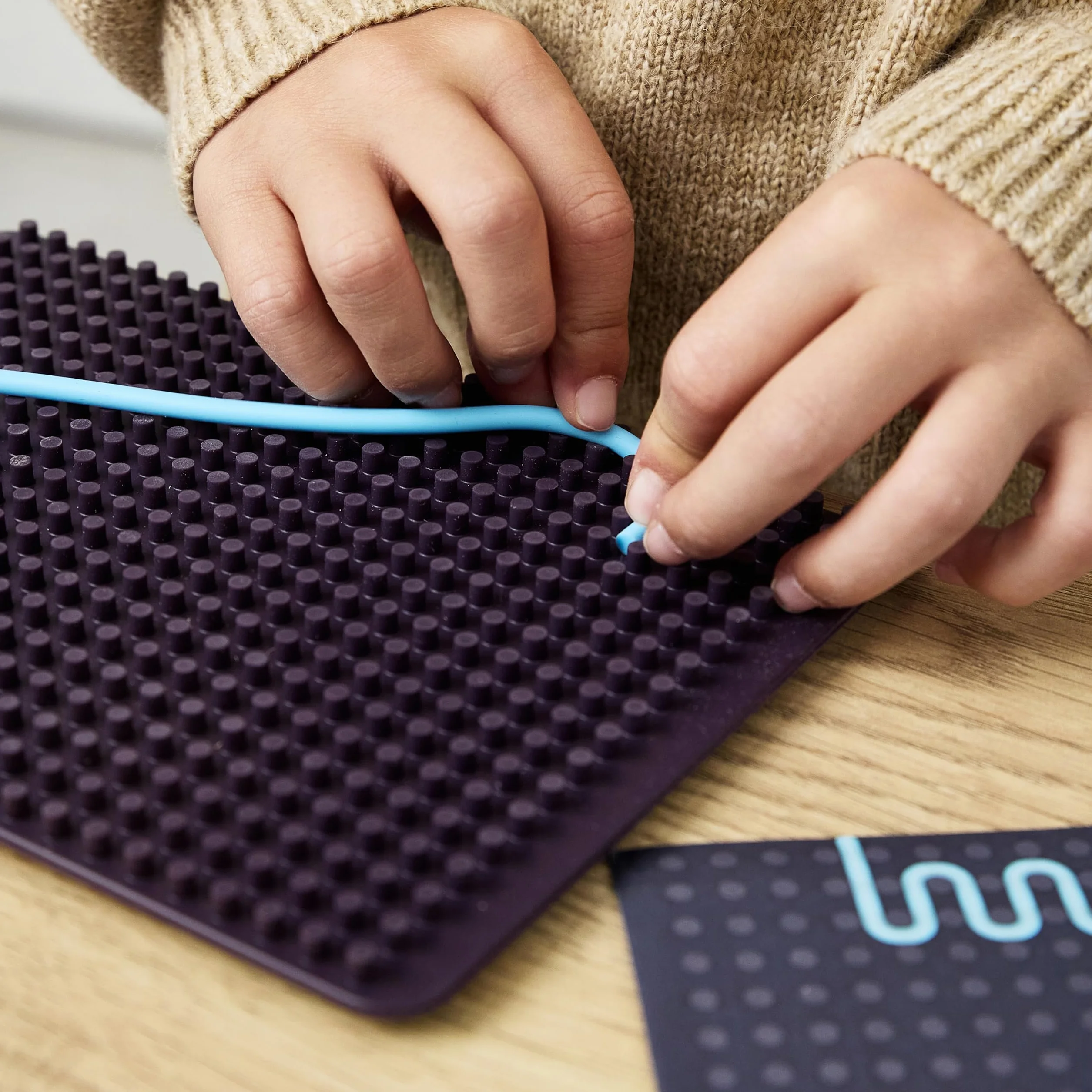 Miniland - Activity Flexhetti:Silikonowy tablet sensoryczny, do kreatywnego grania i rozwoju motoryki, od 18 miesięcy