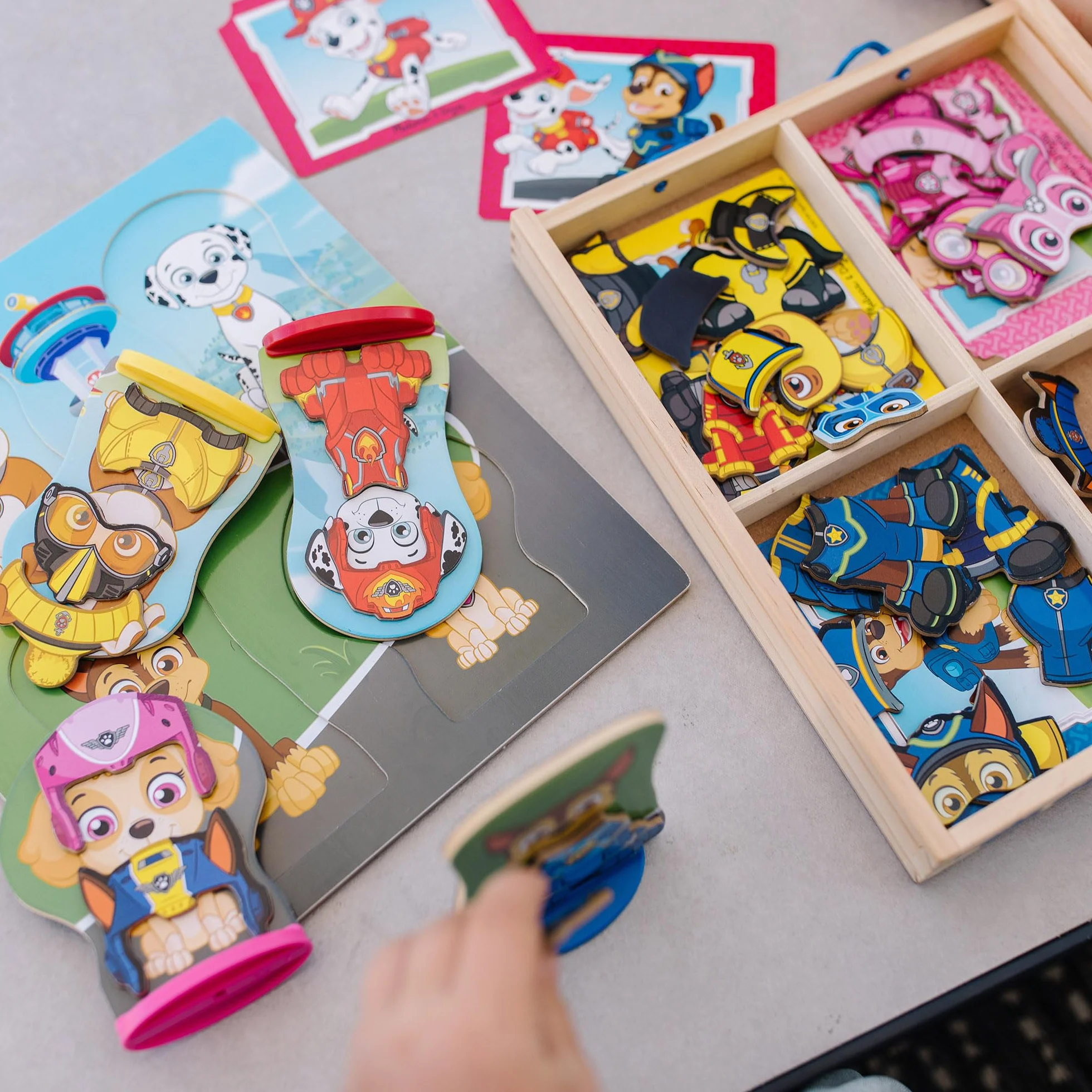 Magnetyczna drewniana przebieranka do kreatywnej zabawy PAW Patrol Melissa & Doug (64 elementy)