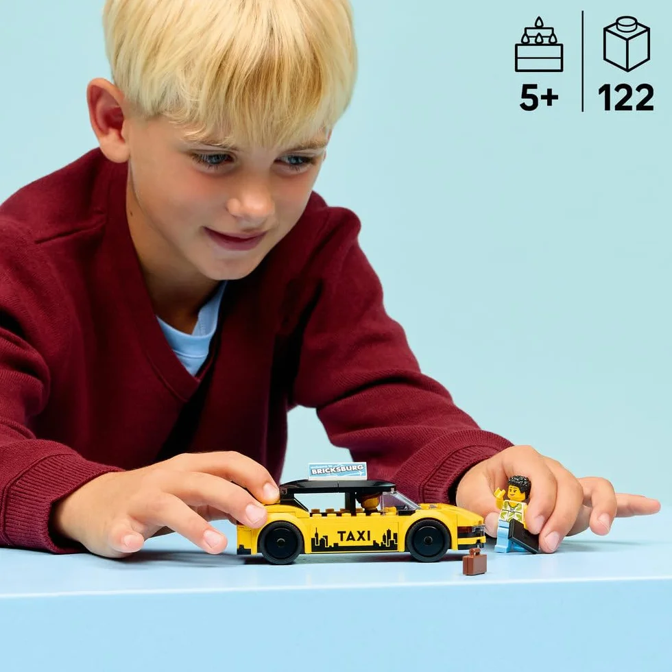 LEGO City Żółta taksówka, samochód do zbudowania i dwie minifigurki, zabawka dla dziecka, pomysł na prezent dla 5-latka, na urodziny dla chłopca i upominek dla dziewczynki, ozdoba na biurko 60487