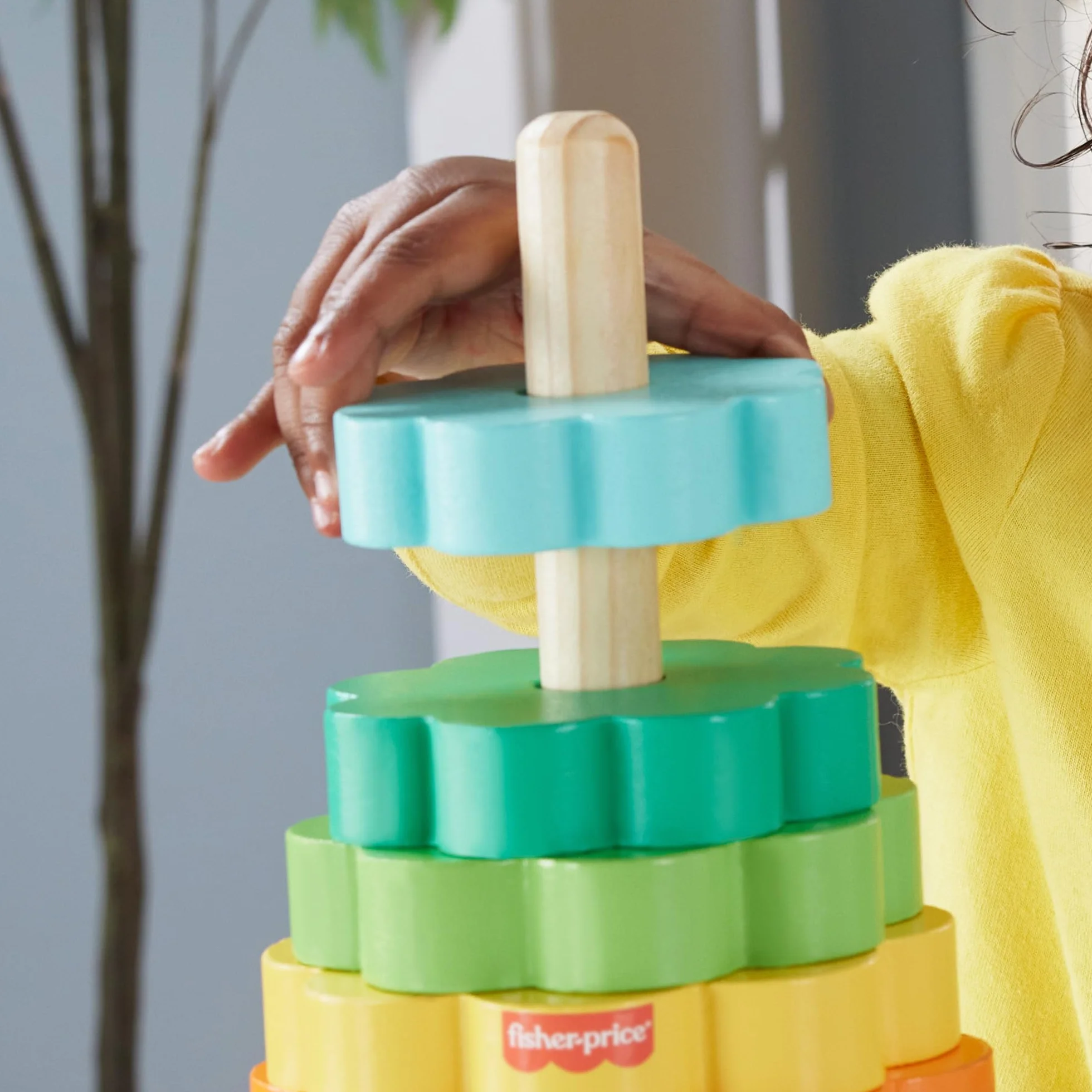 Fisher-Price Drewniana piramidka Kolorowe kwiatki Zestaw z 10 elementami do zabawy w układanie Zabawka drewniana dla dzieci od 18 miesiąca życia, HXT77