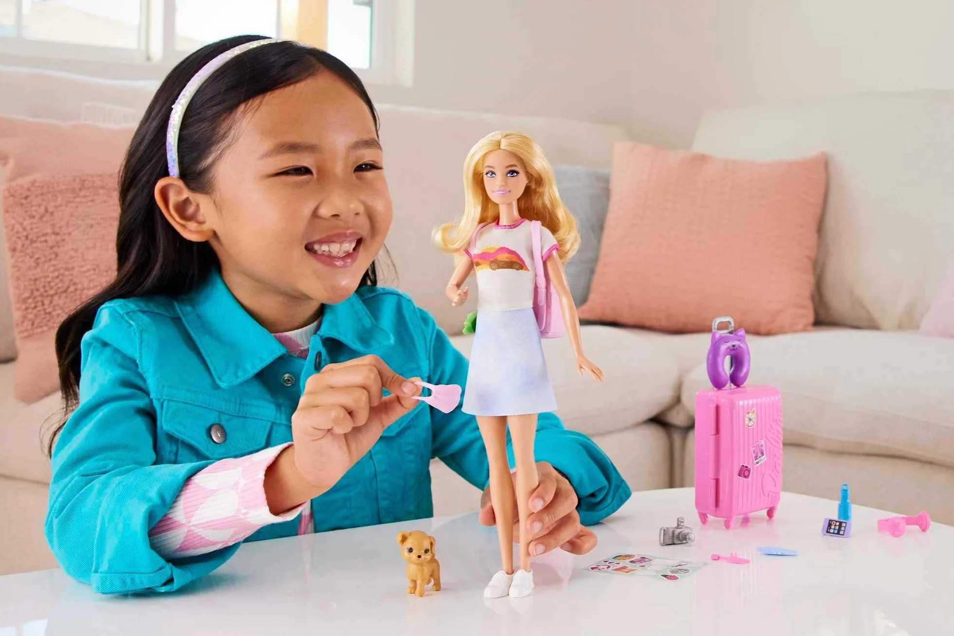Barbie Malibu w podróży; Zestaw podróżny z lalką Barbie „Malibu” Roberts, pieskiem i ponad 10 akcesoriami, w tym otwieraną walizką, HJY18