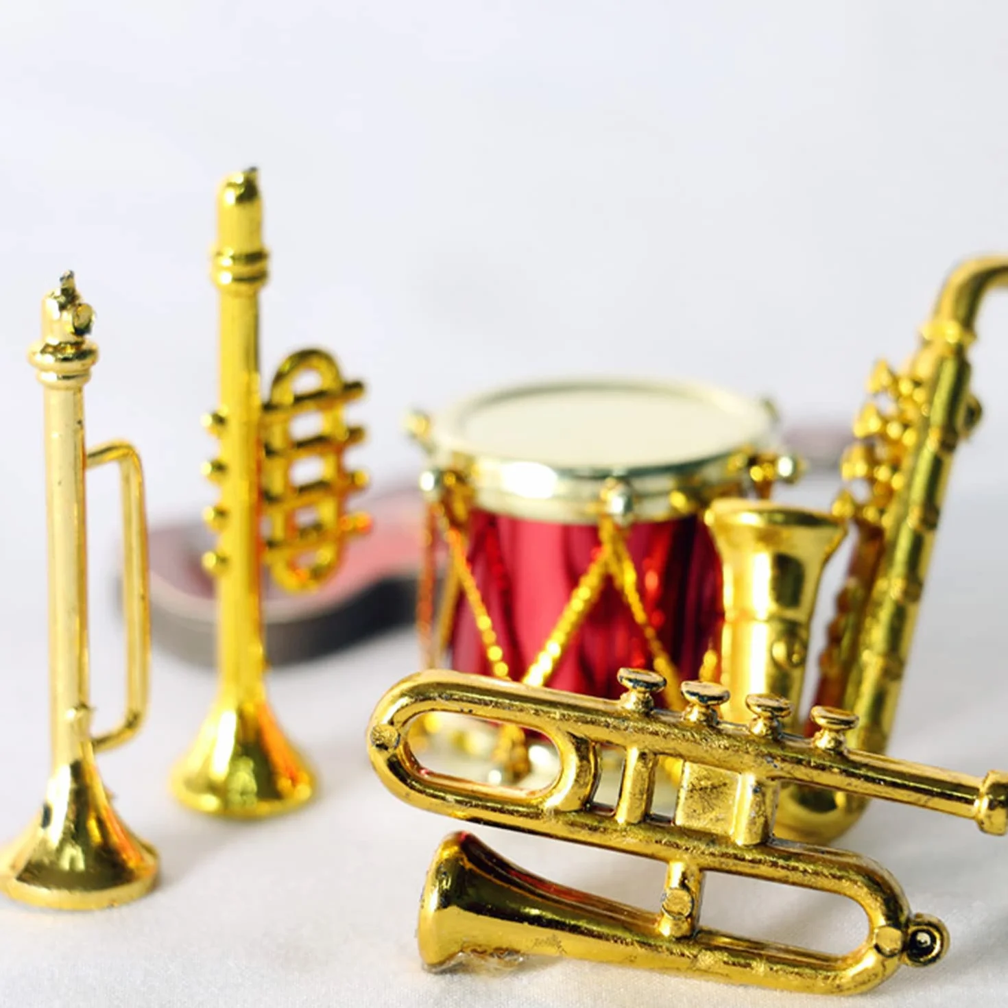 13 uroczych i ciekawych zestawów mini instrumentów muzycznych, modele z tworzywa sztucznego, np. gitary, fortepian, perkusja