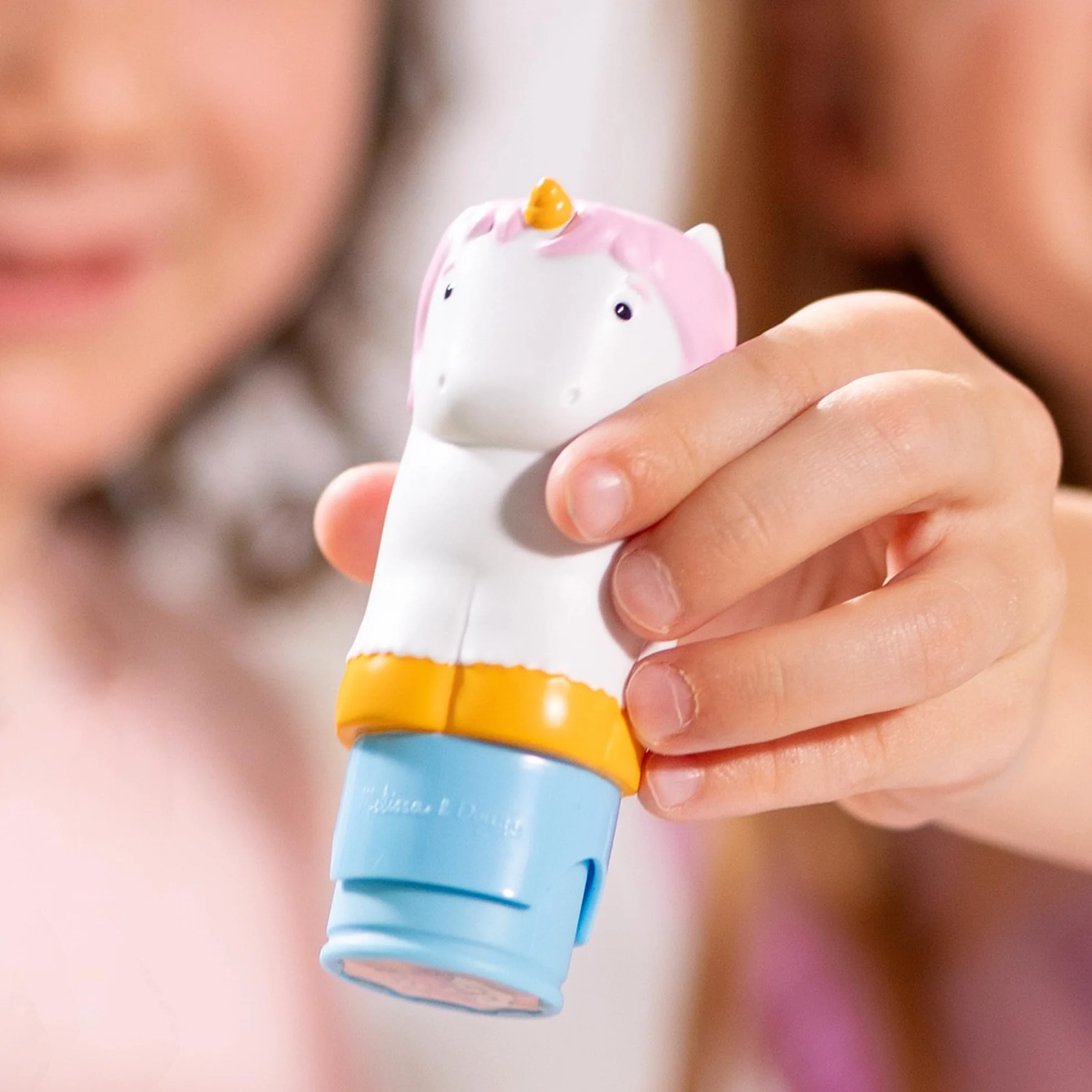 Melissa & Doug Naklejka WOW! 24-stronicowy znacznik naklejek i blok aktywności z 300 naklejkami - jednorożec, gra edukacyjna dla dzieci, 3 lata - certyfikat FSC