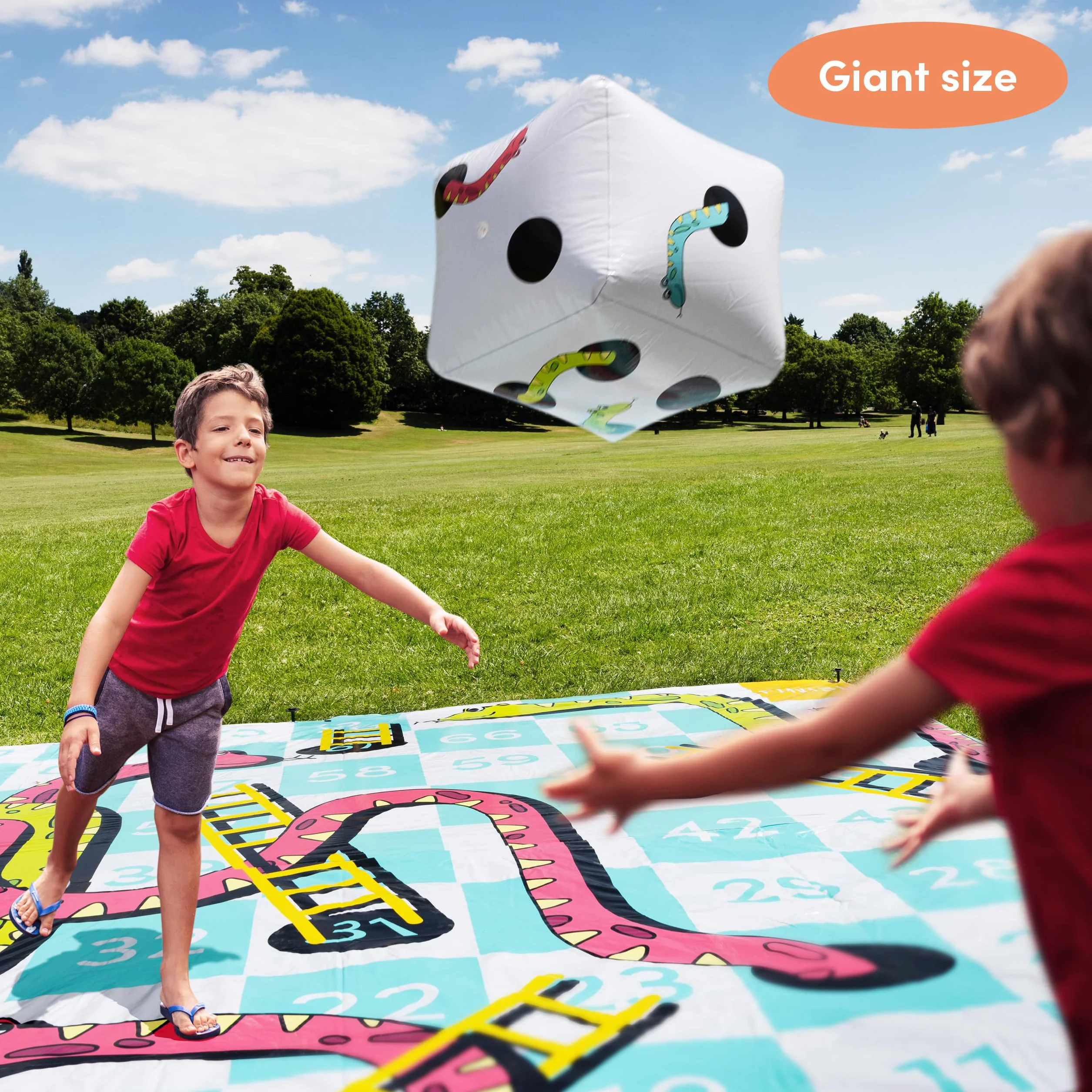 THE TWIDDLERS Giant Snakes and Ladders Garden Game, 3 x 3 m, wodoodporna mata podłogowa z PCW z nadmuchiwanymi kostkami i torbą do przechowywania na imprezy rodzinne, do szkoły i zabawy na świeżym