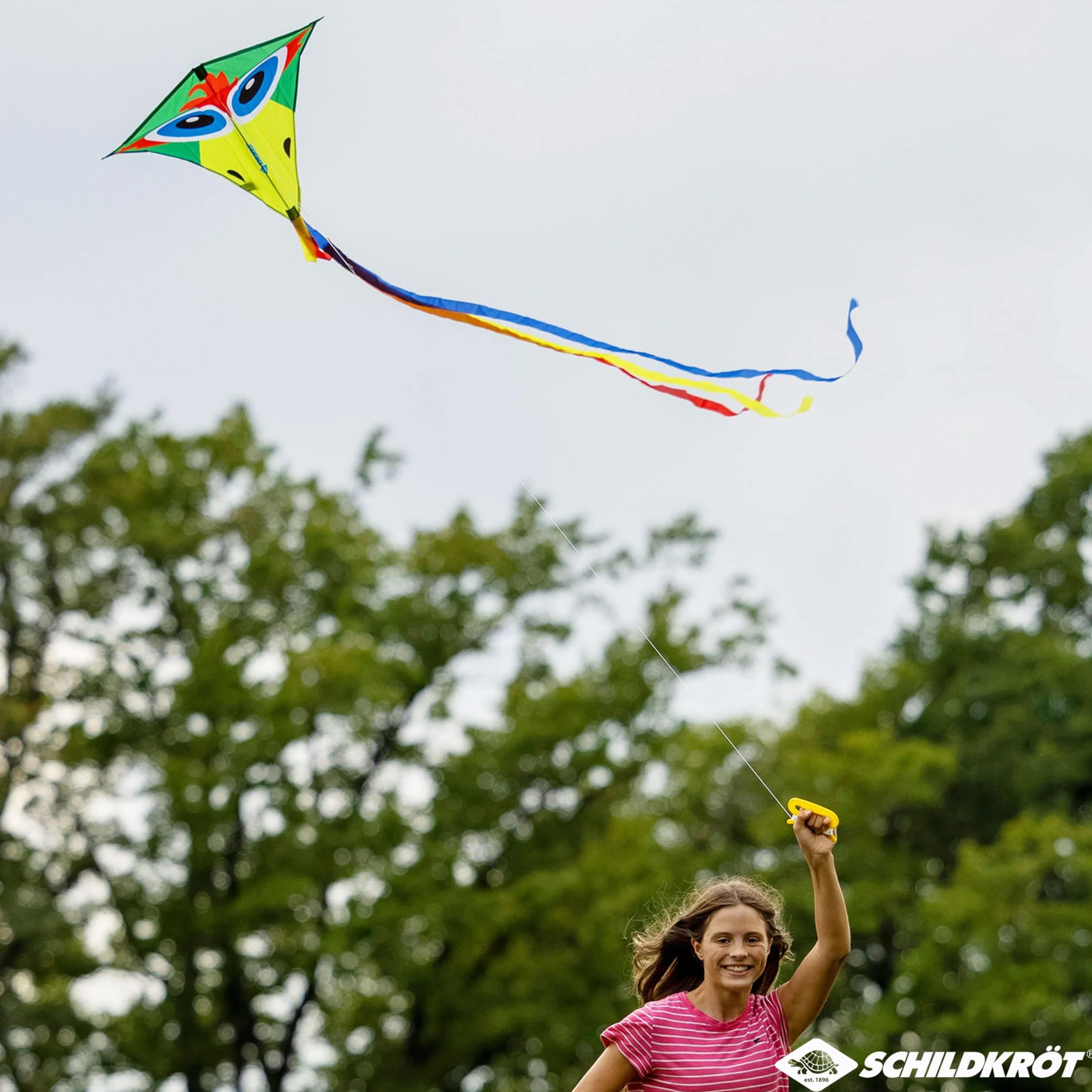 Schildkröt Classic Kite 70, klasyczny kształt, poliester Ripstop z prętami z włókna szklanego, długość 250 cm, 3-częściowy smoczy ogon, 5 kp linka poliestrowa z uchwytem