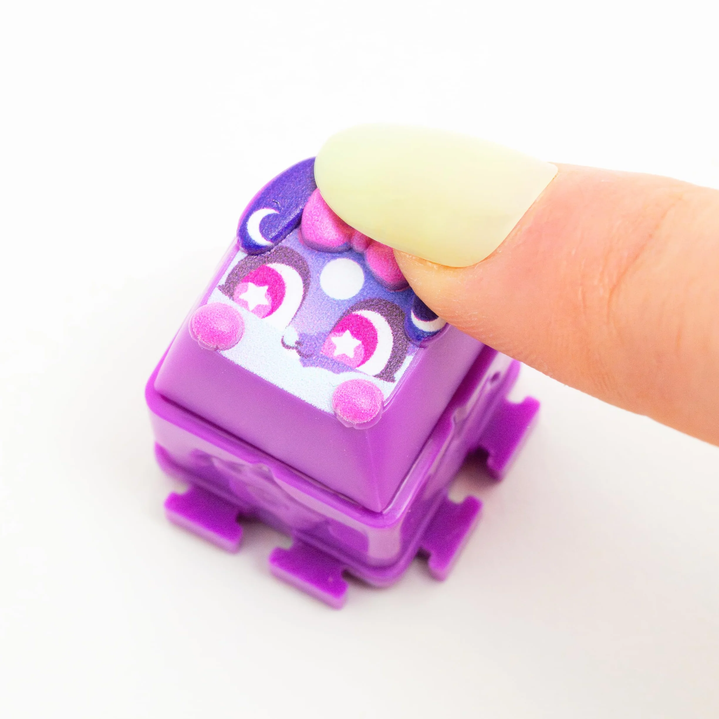 Clickeez: Clickee Cube | Zawiera 7 przedmiotów kolekcjonerskich z klawiaturą do kliknięcia! | 70 znaków do znalezienia, urocze motywy i rzadkie niespodzianki | Prezenty dla dziewcząt i przedmioty