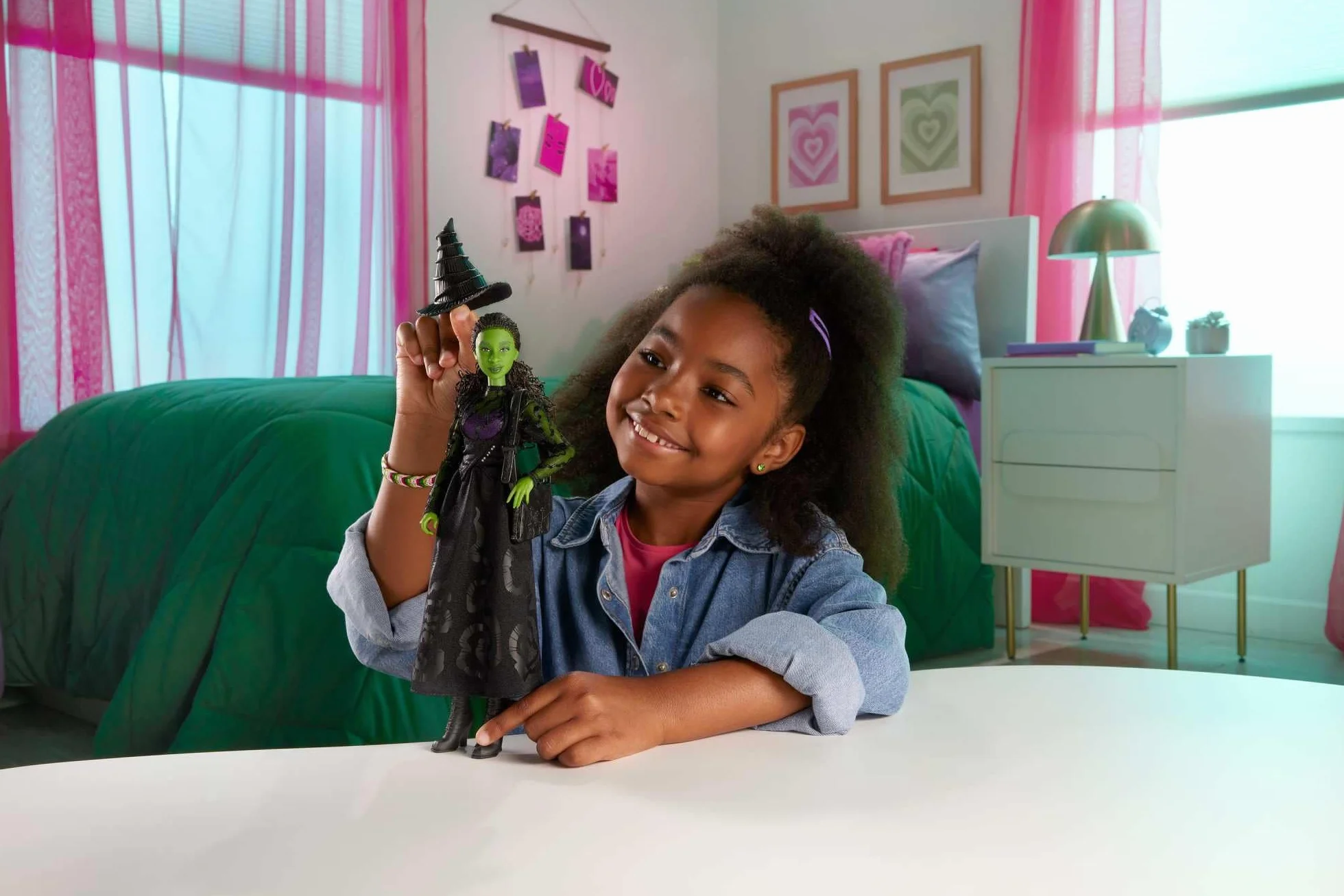 Mattel Universal Wicked Elfaba Lalka modowa do ustawiania w różnych pozach z zieloną skórą, czarnymi warkoczykami i zdejmowaną kreacją oraz akcesoria, HXT62
