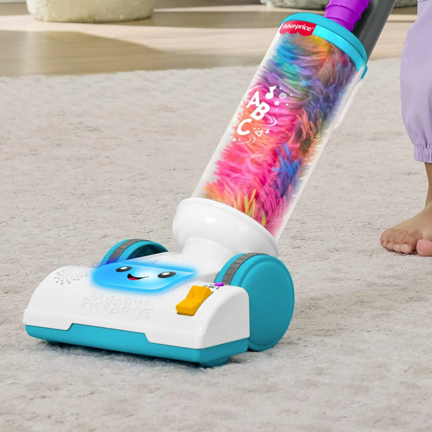 Fisher-Price Odkurzacz i miotełka 2 w 1, zestaw zabawkowy z 45 piosenkami, światłami i dźwiękami, wprowadzającymi alfabet i cyfry, wersja włoska +ES+in+PT, 2 lata, JMM34