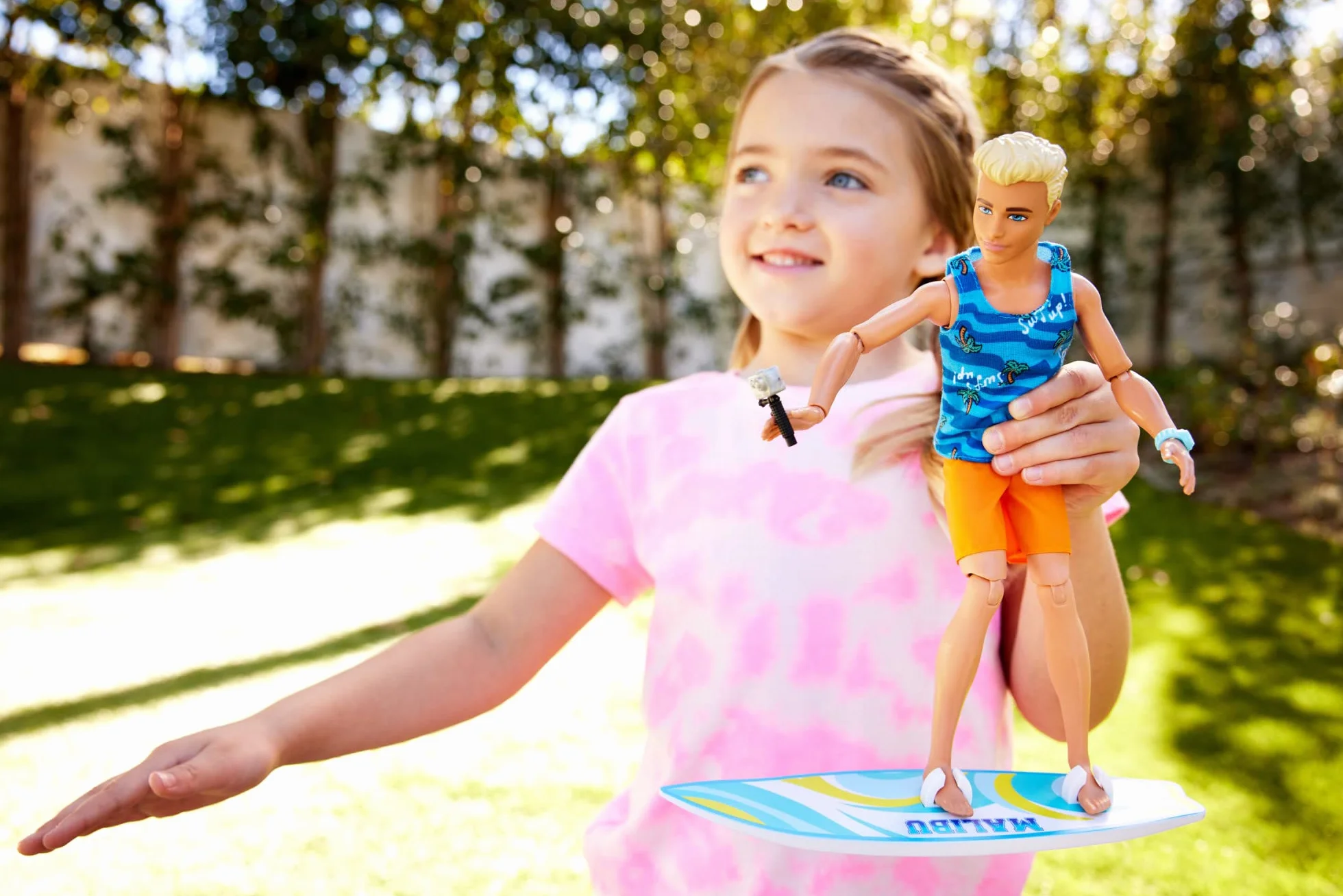 Barbie Ken Surfer Lalka plażowa (blondyn) z deską surfingową i pieskiem + akcesoria tematyczne, takie jak ręcznik HPT50
