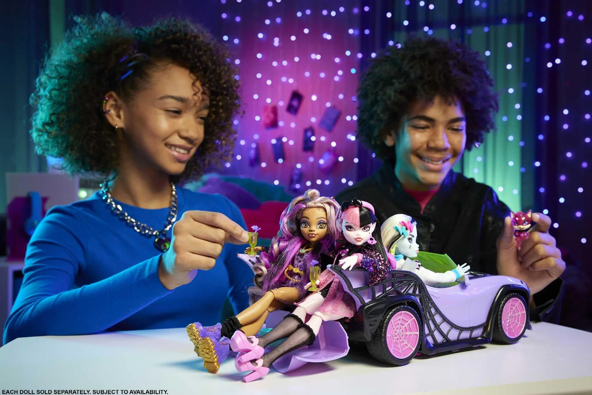 Monster High Fioletowy kabriolet z pajęczą siecią oraz zwierzątkiem i lodówką turystyczną. HHK63