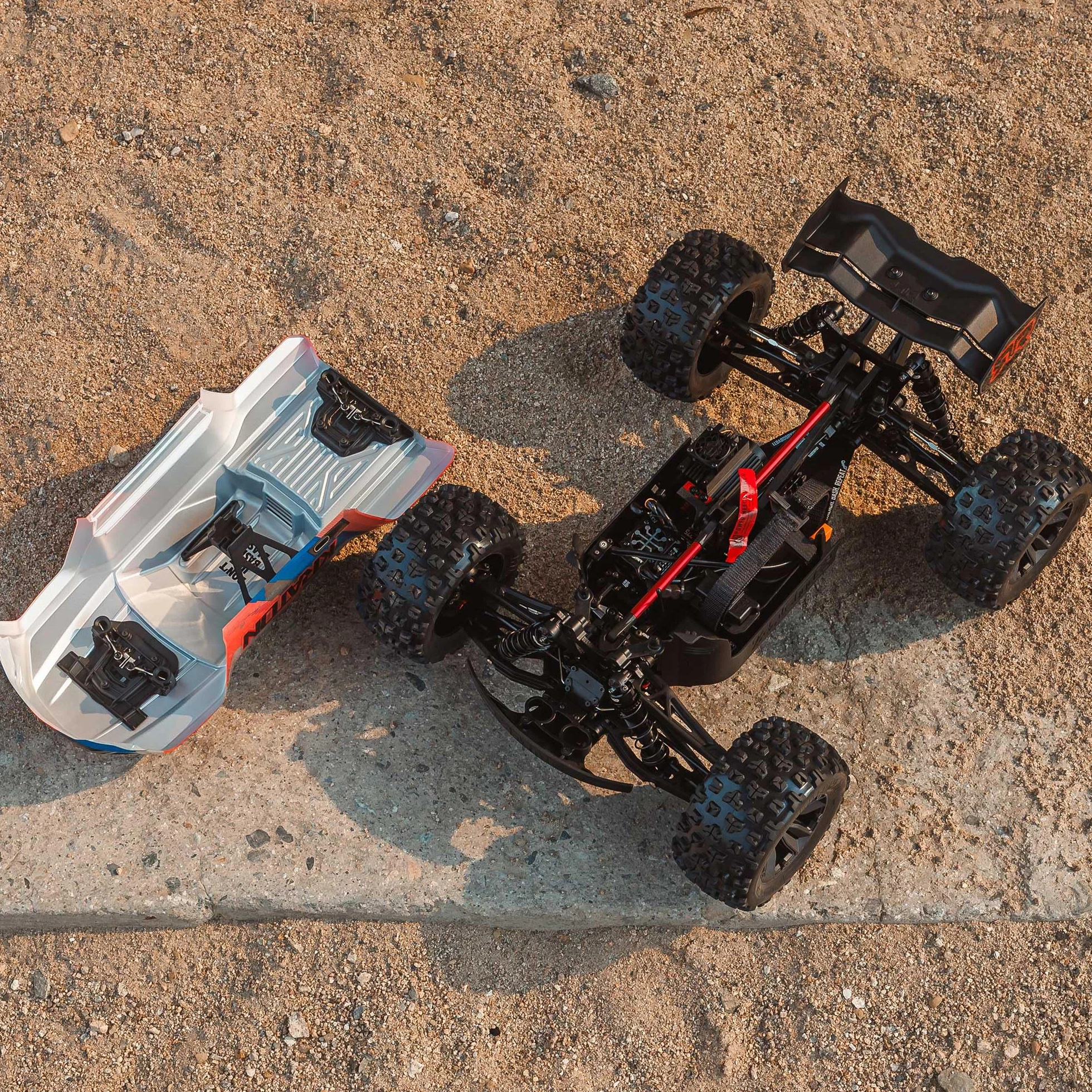 ARRMA RC Truck 1/8 KRATON 4X4 6S BLX BRUSHLESS V6 Speed Truck RTR niebieski pomarańczowy