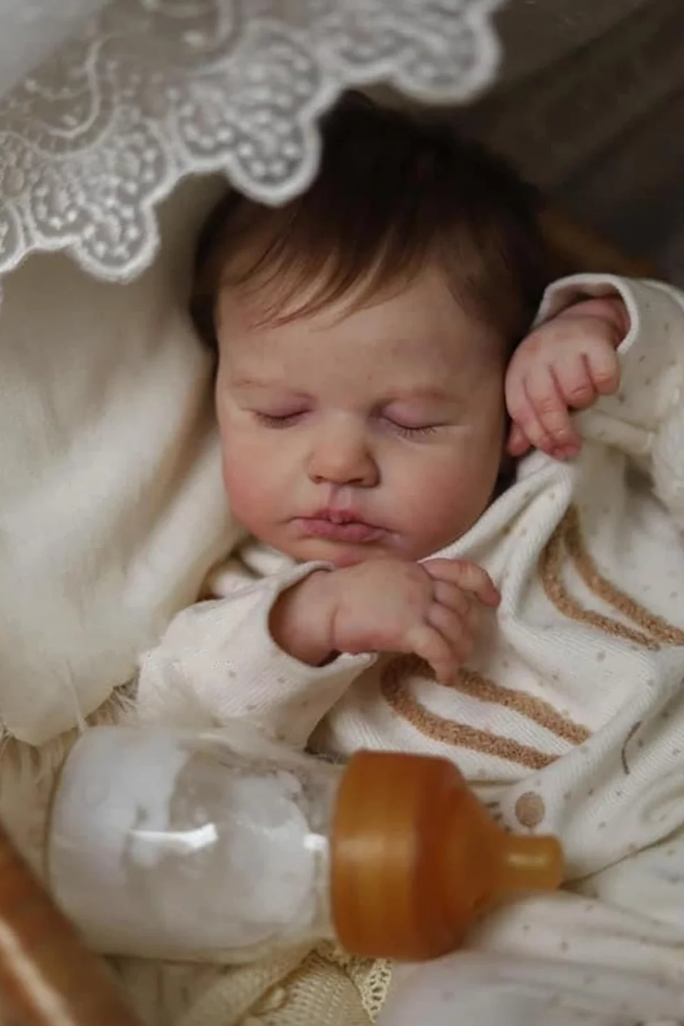 Lalka Reborn, realistyczna lalka wyglądająca jak prawdziwe dziecko, zamknięte oczy, uśmiechnięta dziewczyna, 50 cm, ręcznie wykonana, zmywalna, miękkie winylowe ciało (kolor kremowy)