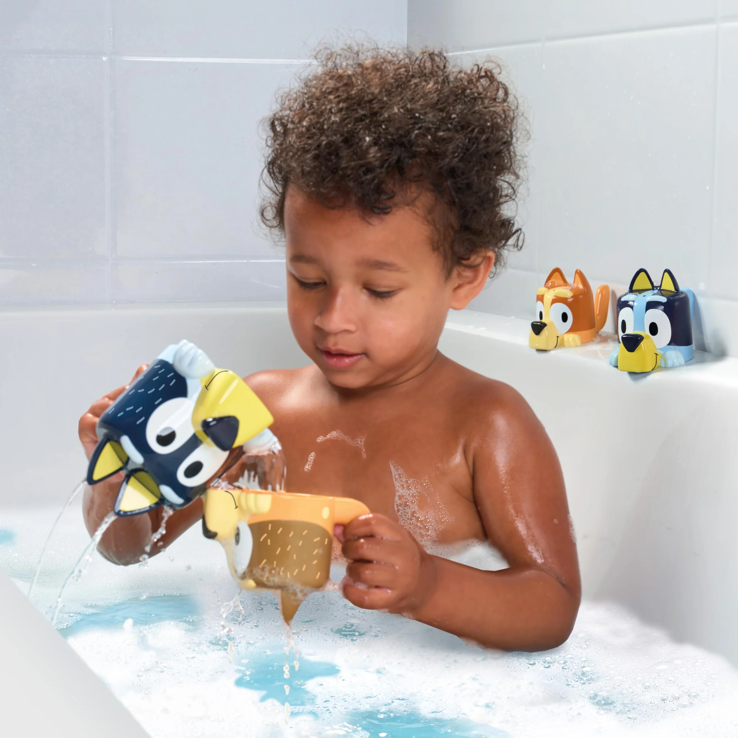 Tomy Toomies Rodzinne kubki do spania Bluey z Chilli, Bandit, Bingo i Bluey - Kubki do kąpieli i do układania w stosy - oficjalnie licencjonowane Bluey - zabawki do kąpieli dla niemowląt na 18