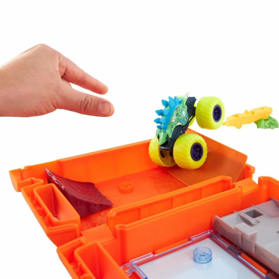 Hot Wheels Monster Trucks „Tankuj i jedź” Zabawkowy kanister przekształcający się w zestaw kaskaderski, z pojazdem Motosaurus w skali 1:64 i 2 autkami do „zgniatania”, HXT04