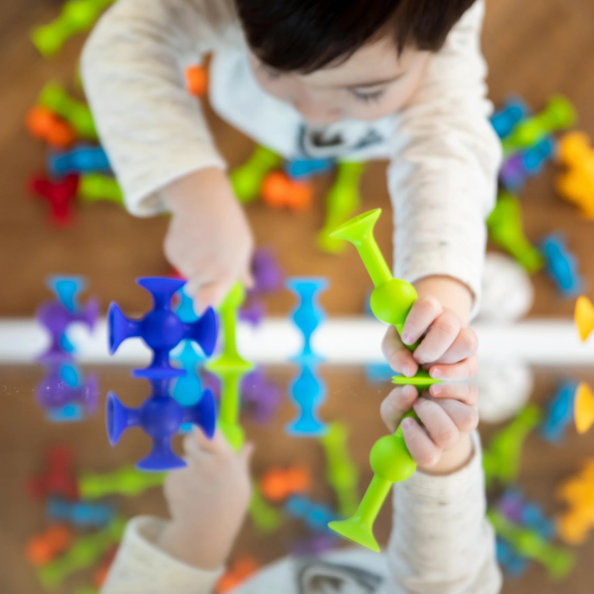 Fat Brain Toys 24-częściowy zestaw startowy Fat Brain Squigz, Zabawka dla dzieci w wieku przedszkolnym, zestaw zabawek ssących, zabawka do sortowania i układania w stosy, zestawy do budowy zabawek, zabawki do kąpieli przedszkolnych, innowacyjna zabawka dl