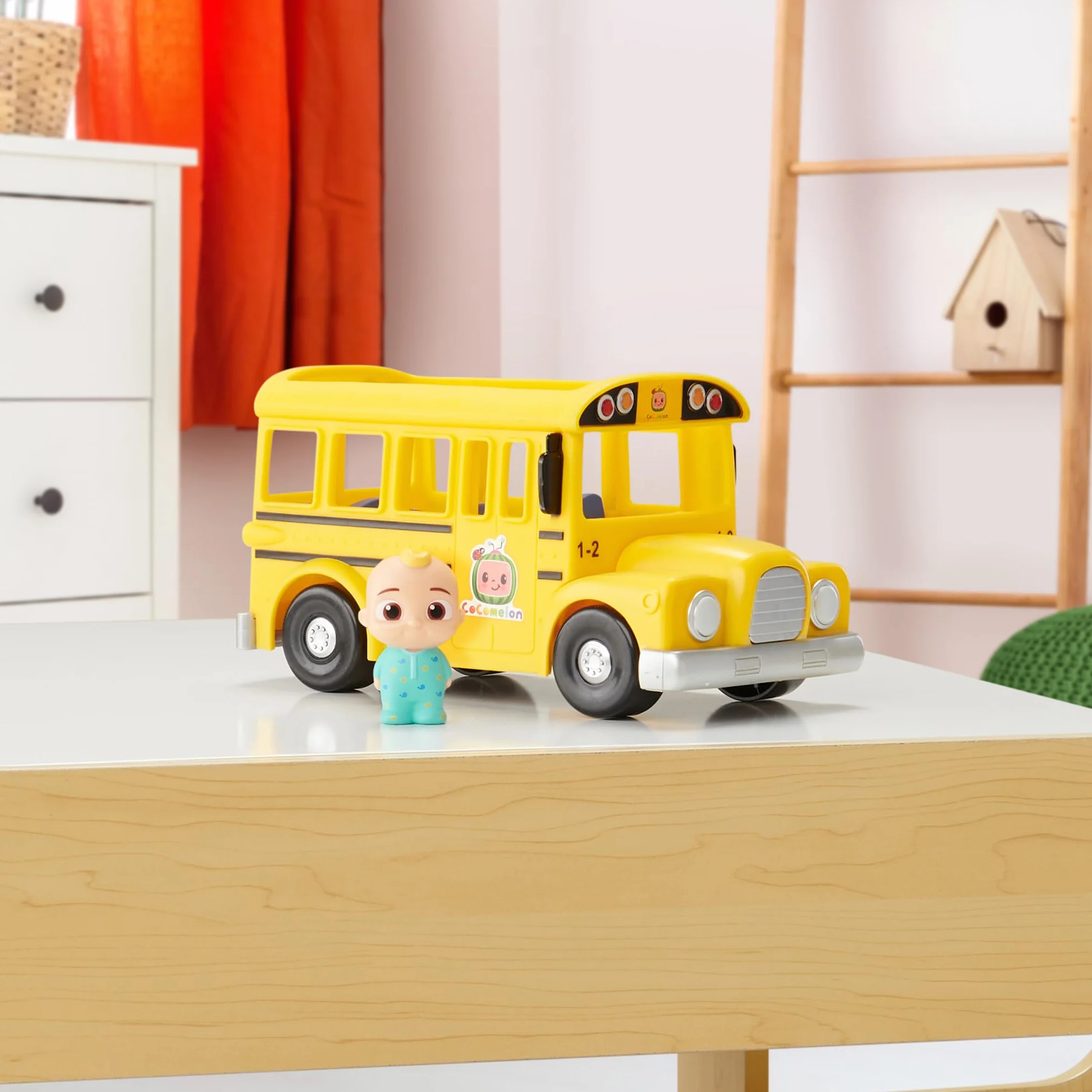 CoComelon Oficjalny muzyczny żółty autobus szkolny, odtwarza klipy z filmu „Wheels on The Bus” z wyjmowaną figurką JJ - zabawki postaci dla niemowląt, małych dzieci i dzieci