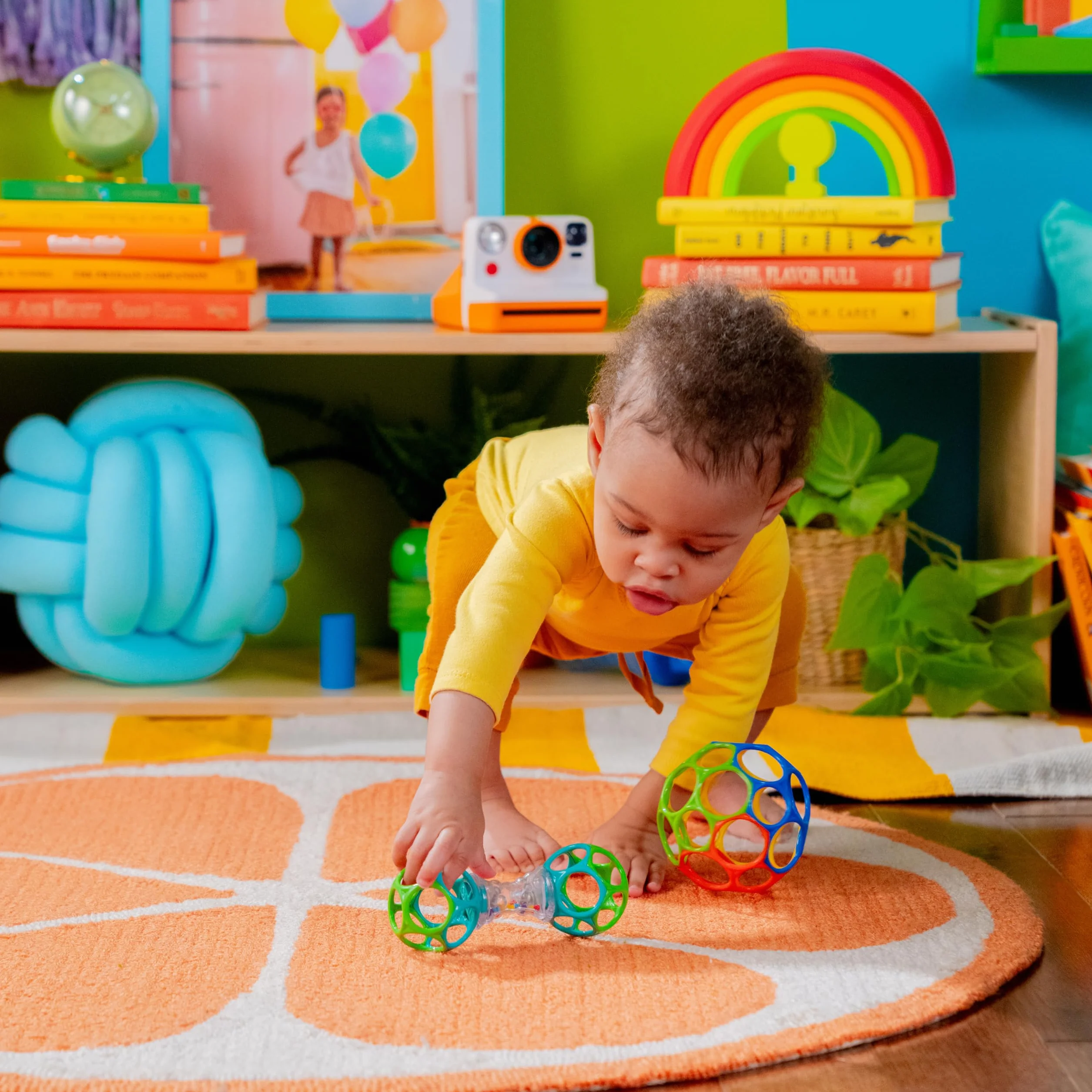 Bright Starts Easy-Grasp Oball Bundle zestaw prezentowy – Grasp the Day, piłka i grzechotka - zestaw 2 sztuk, nie zawiera BPA, unisex, nowożeńcy +