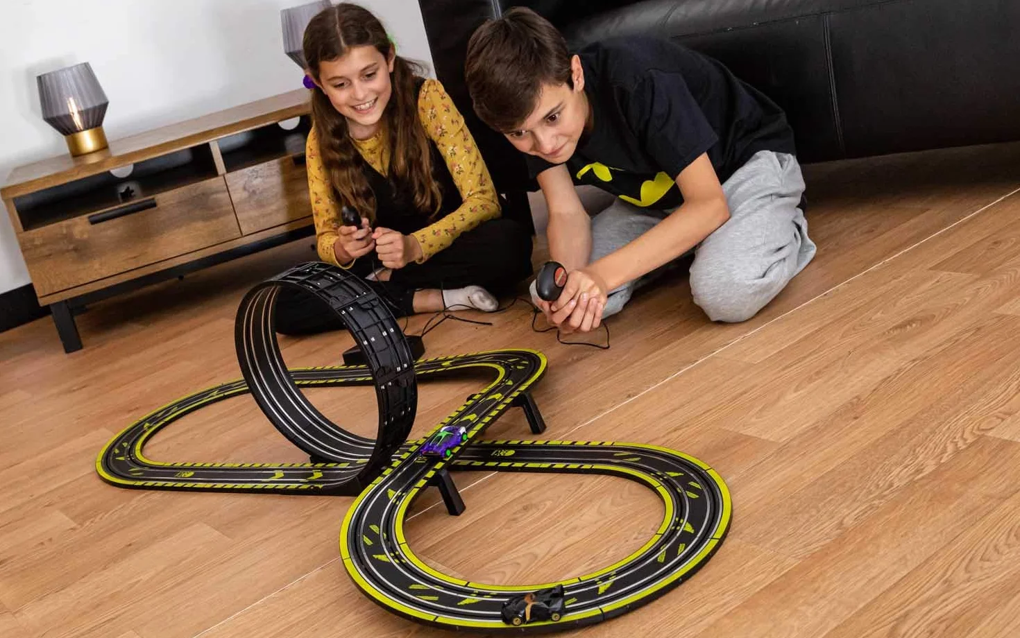 Micro Scalextric Zestawy torów wyścigowych dla dzieci w wieku od 4 lat - Batman vs Joker Track Builder, zestaw konstrukcyjny, tor samochodowy zasilany bateriami, samochody slotowe, pojazdy do zabawy