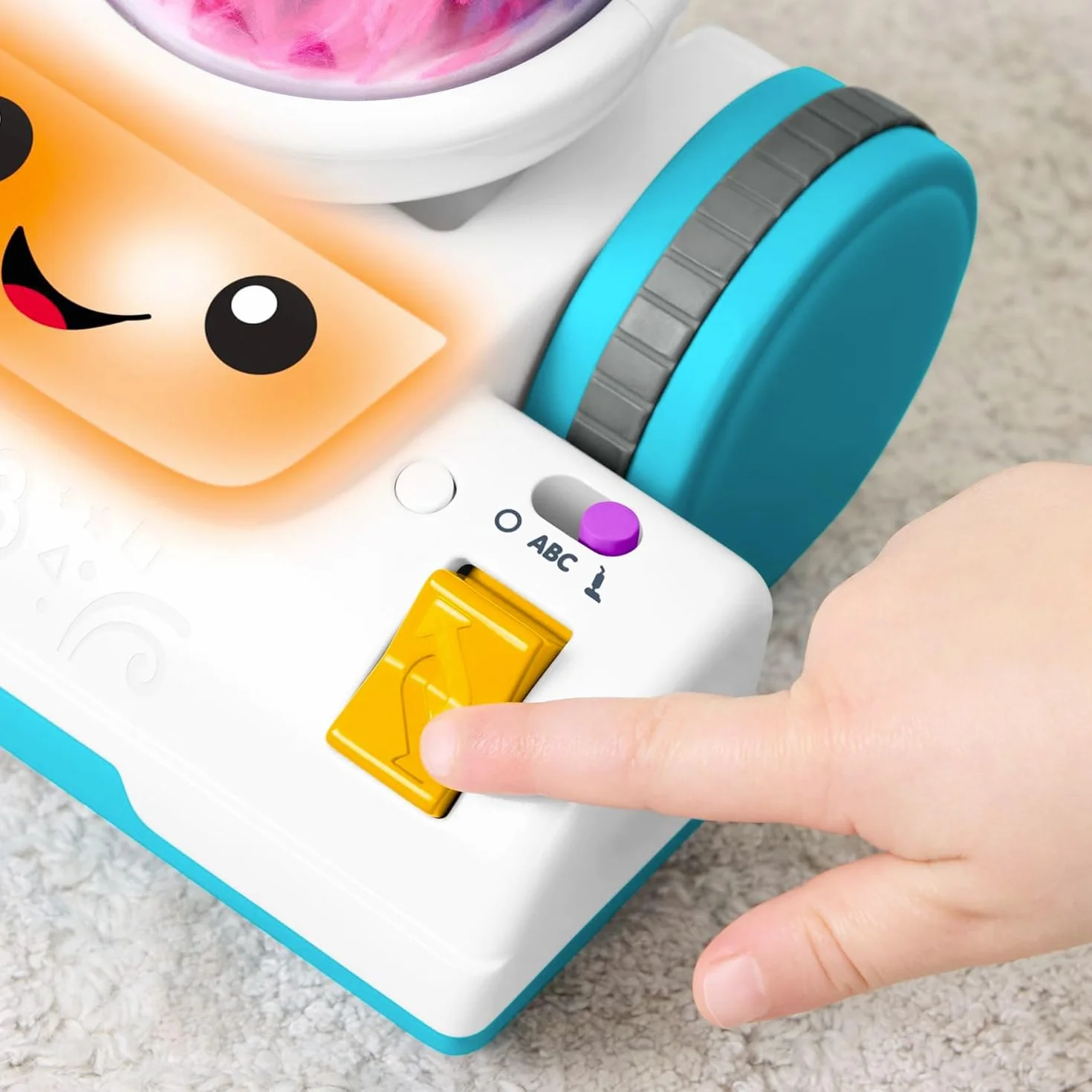 Fisher-Price Odkurzacz i miotełka 2 w 1, zestaw zabawkowy z 45 piosenkami, światłami i dźwiękami, wprowadzającymi alfabet i cyfry, wersja włoska +ES+in+PT, 2 lata, JMM34