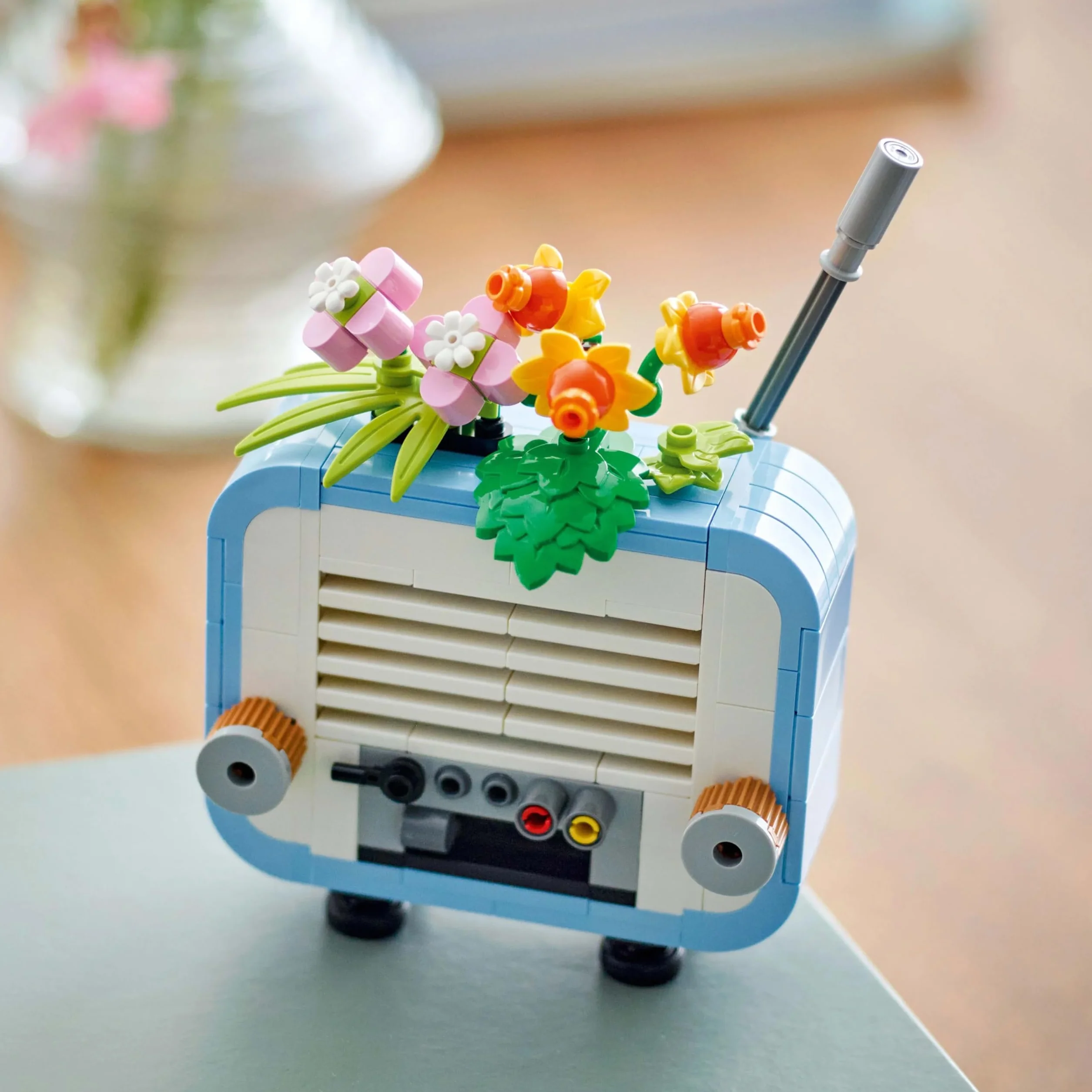 LEGO Creator 3 w 1 Gramofon z kwiatami, zabawka dla dziecka do przebudowania na radio lub mikrofon, zestaw kreatywny, pomysł na prezent muzyczny w stylu retro dla 8-latki, dziewczynki i chłopca 31172
