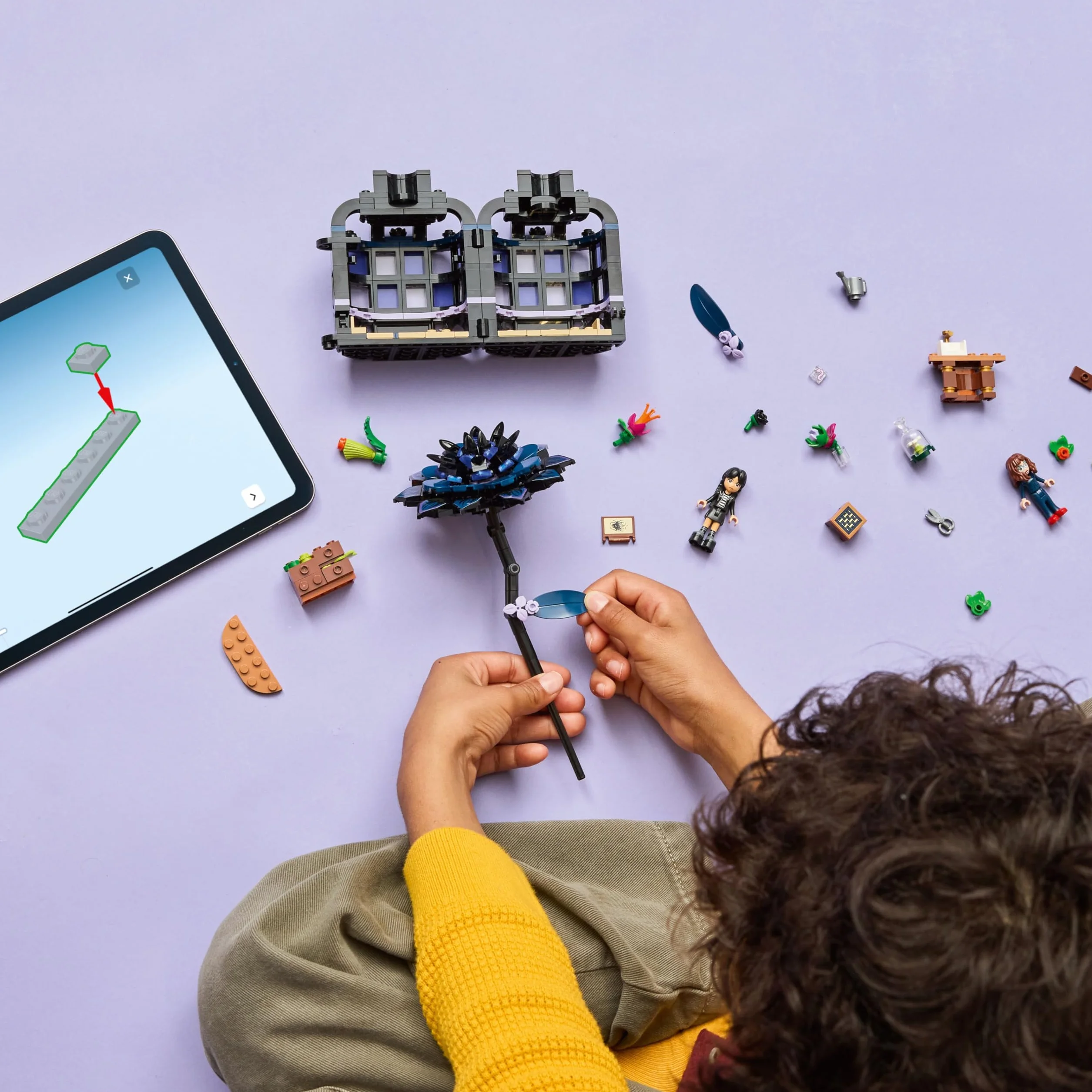 LEGO Wednesday Kwiat czarnej dalii zestaw z małą szklarnią i minilaleczkami 76784 dla dzieci od 9 lat
