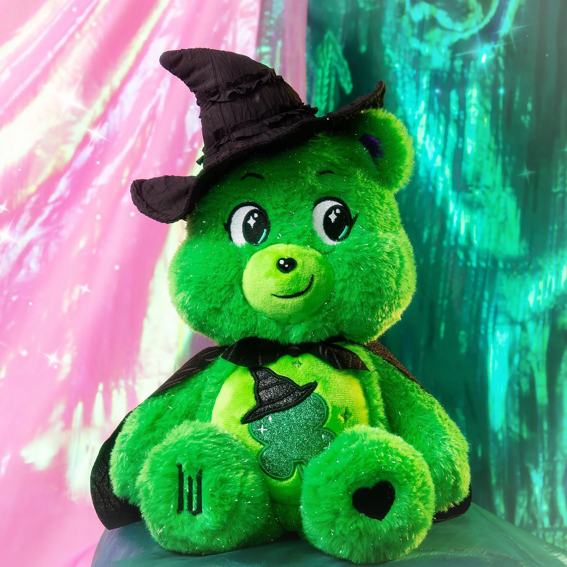 Basic Fun Care Bears Wicked Maskotka Pluszowa 22 cm – Zestaw 2 sztuki edycja limitowana – Good Luck Bear jako Elphaba i Love-a-lot Bear jako Glinda – Pluszaki teatralnego crossovera dla dzieci i fanów