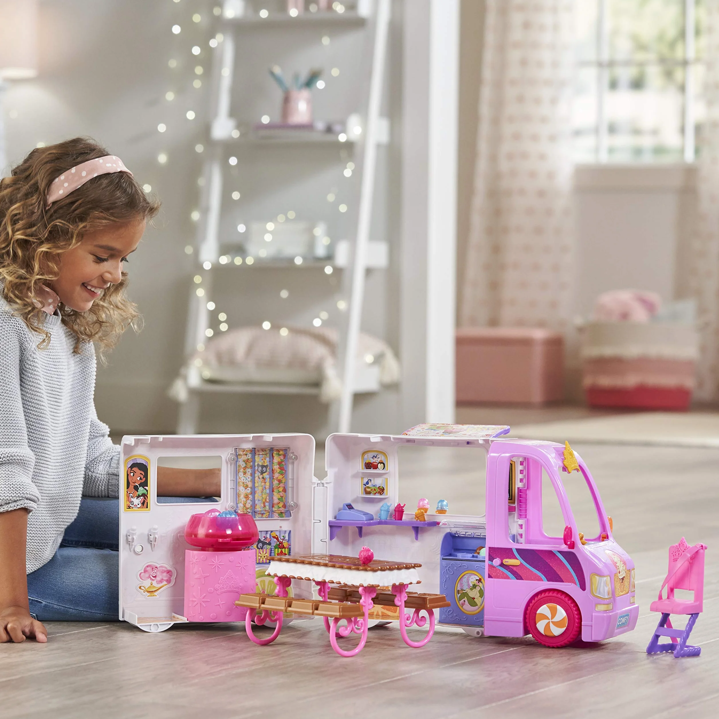 Disney Princess Comfy Squad Sweet Treats Truck, zestaw do zabawy z 16 akcesoriami, sklep z lodami, zabawka dla dziewcząt w wieku od 5 lat