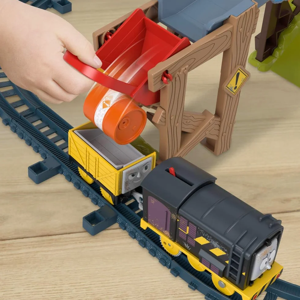Thomas & Friends Diesel – Załadunek na budowie Zestaw kolejowy z torem + zabawka pociąg z napędem, wagonem i beczkami do zabawy dla dzieci od 3 roku życia, JBW20
