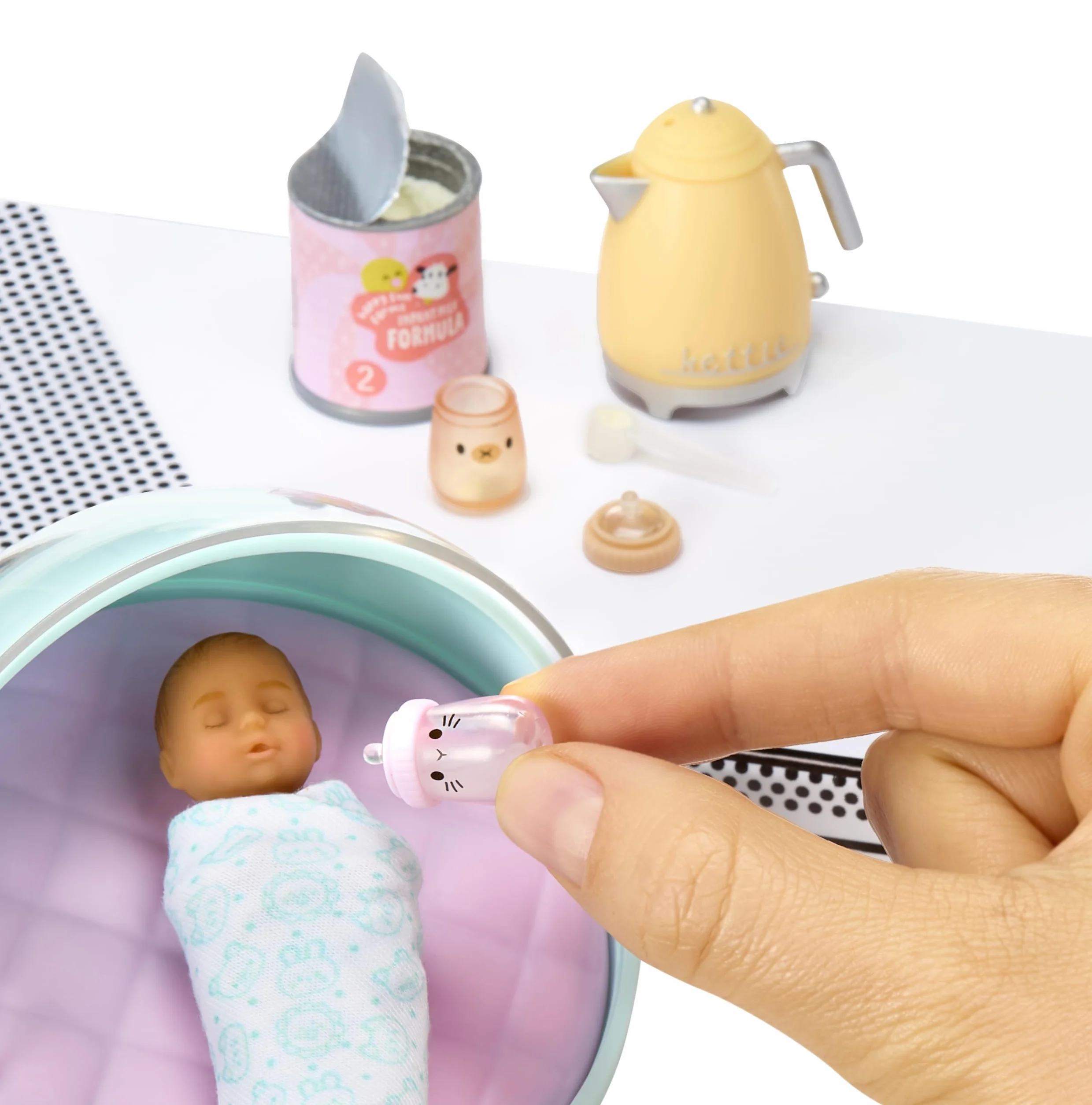 MGA’s Miniverse – Make It Mini Baby – Mini Opakowaniach. Komplet to Kreatywna Zabawa DIY z Miniaturkami: Jedzeniem, Butelkami i Akcesoriami dla Niemowląt. NIEJADALNE. Dla Dzieci od 8 Roku Życia