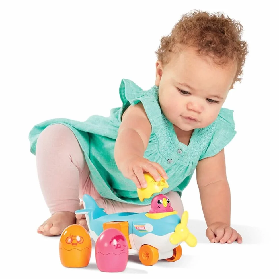 Toomies TOMY Hide and Squeak 2 w 1 Load and Go Plane zabawka dla niemowląt, zabawka edukacyjna dla niemowląt, zabawki muzyczne z kolorami i dźwiękami, dla chłopców i dziewcząt w wieku 1, 2 i 3 lat