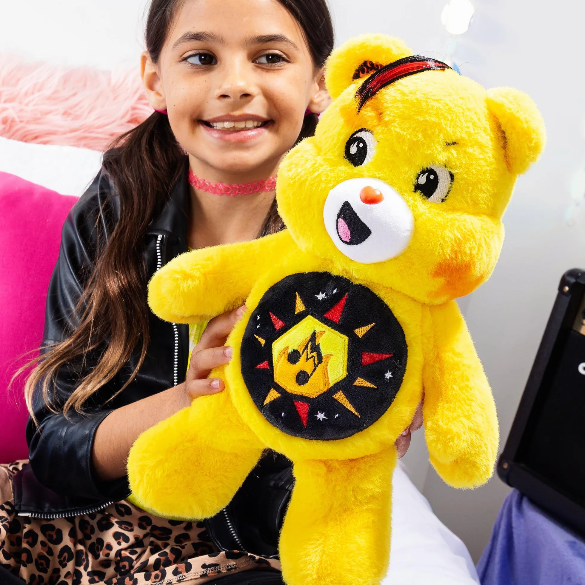 Basic Fun Care Bears 22 cm Maskotka Pluszowa Rock Theme – Funshine Bear – Edycja ekologiczna – Dla dzieci i fanów