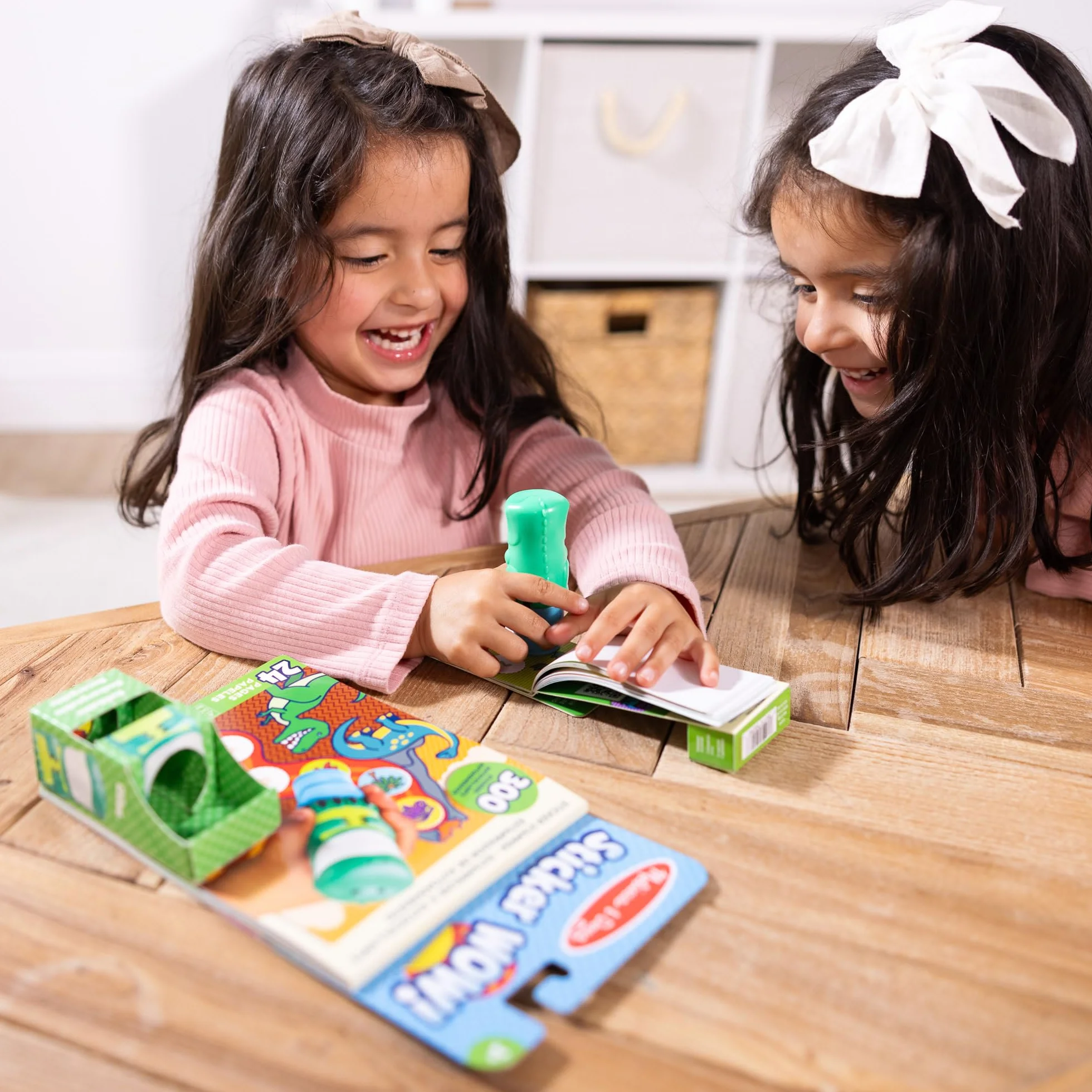 Melissa & Doug - Naklejka Wow! Naklejka dziecięca w kształcie dinozaura - 24 strony aktywności i 300 naklejek dla dzieci + mini blok i wkład (200) - 6075499 - Rzemiosło dla dzieci