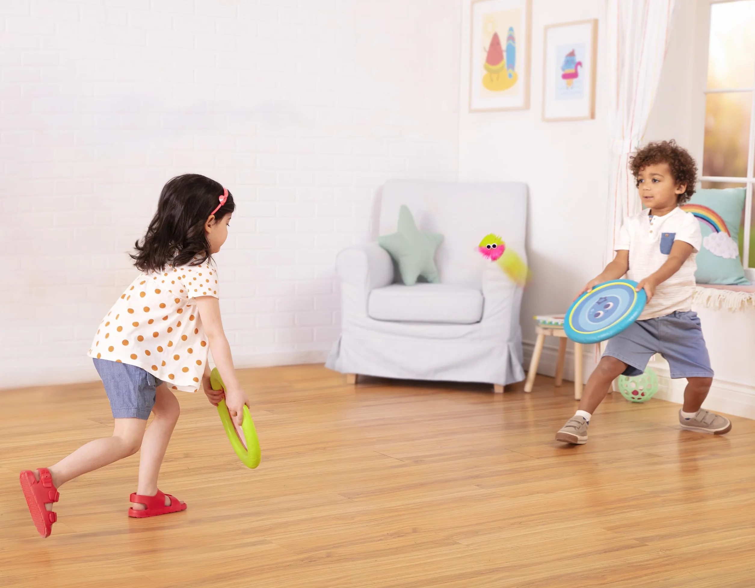 B. toys B.- Paddle Ball Game - zestaw do trampoliny ręcznej - Poppin' Paddles, 2 odbijające się krążki i 2 piłki, Catch & Toss gry sportowe dla dzieci - 3 lata +, Small, BX1916Z