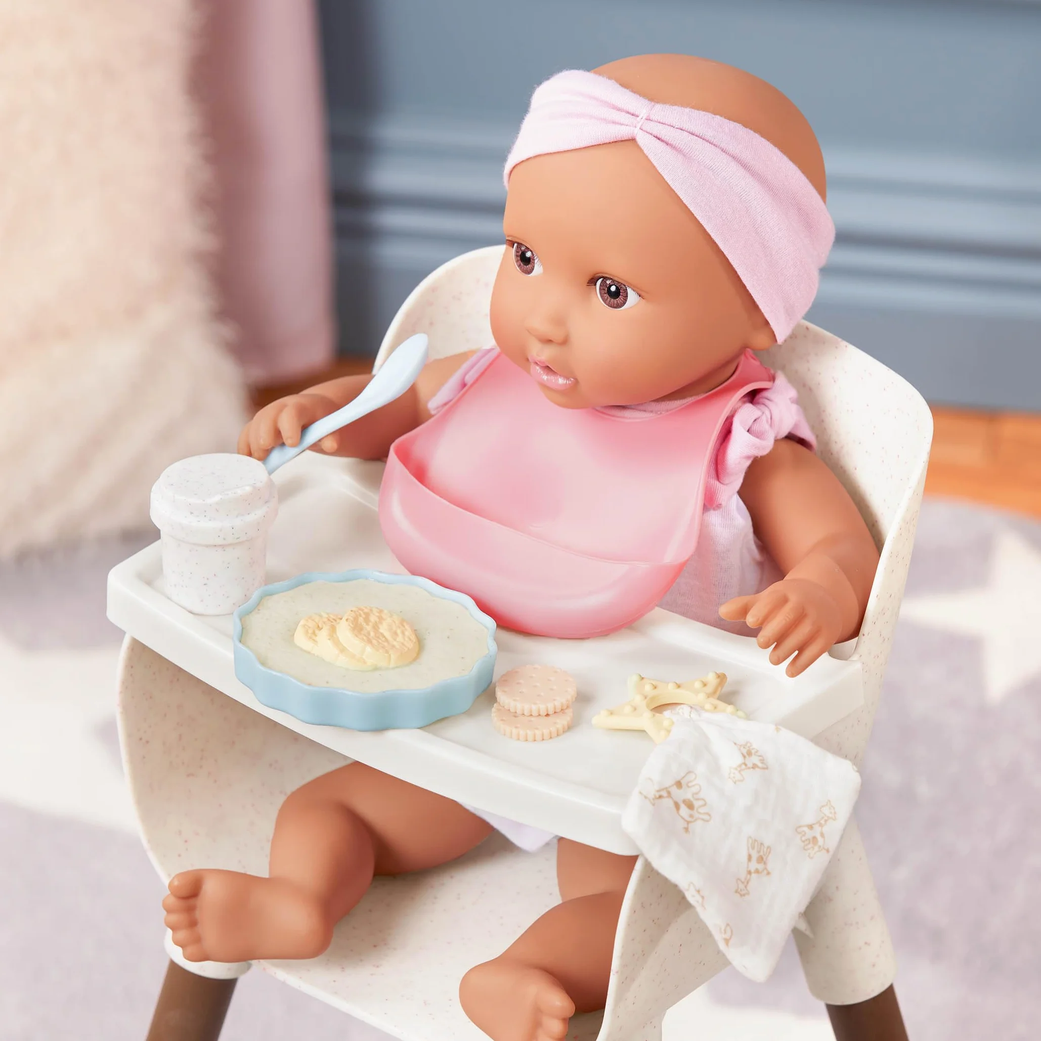 LullaBaby LBY7679C1Z wysokie krzesełko dla lalek, 36 cm, wysokie krzesełko i akcesoria – śliniaczek, jedzenie, łyżka, kubek, ściereczka do plucia – akcesoria dla lalek dla niemowląt – zabawka dla