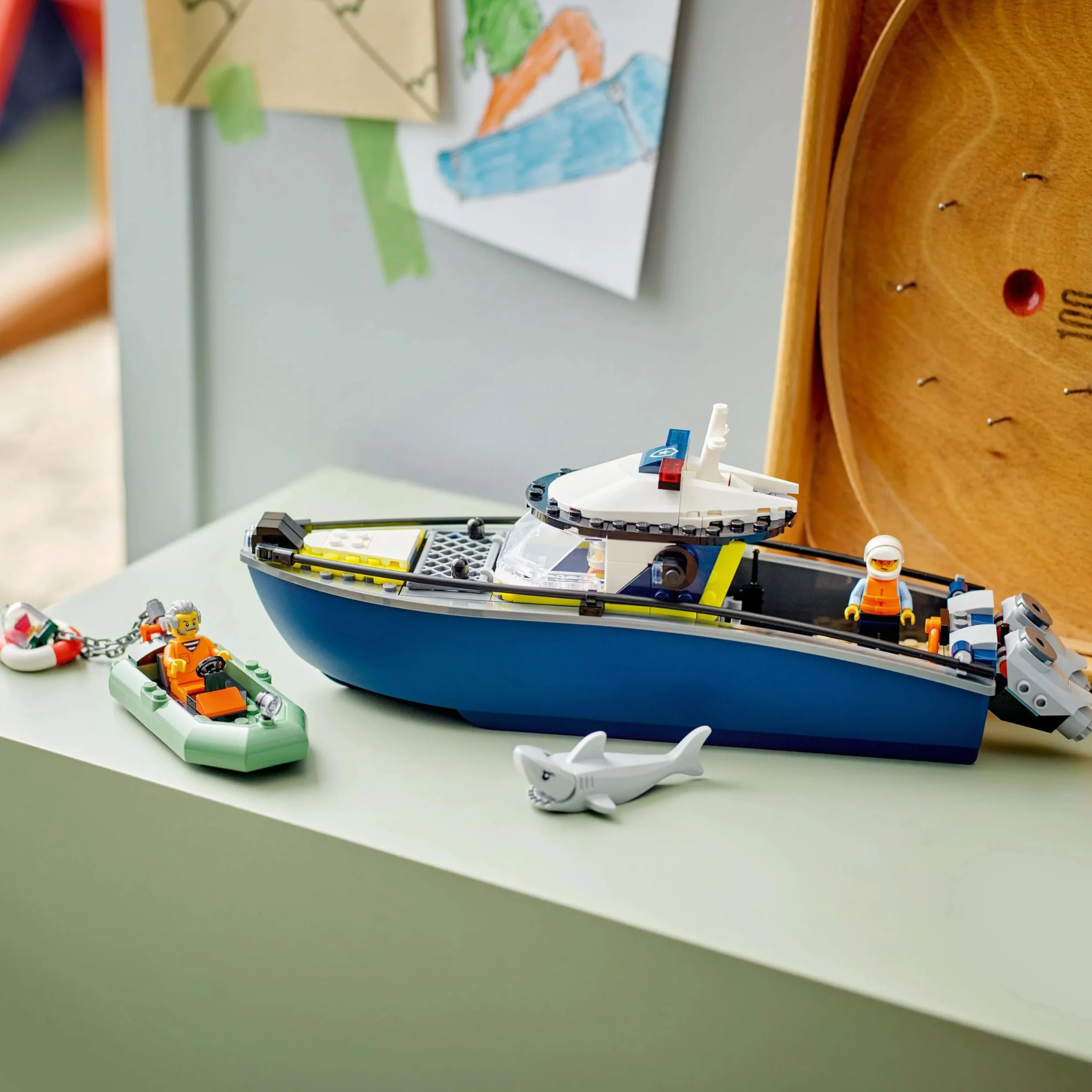 LEGO City Pościg łodzią policyjną, zabawka dla dziecka do zbudowania z motorówką i pontonem złodziejaszka, pomysłowy prezent dla 6-latków, zestaw policyjny dla chłopców i dziewczynek 60456